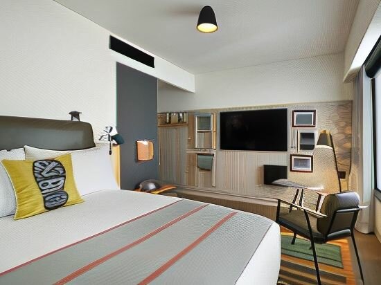 Larger Guest Room, 1 Queen, City View