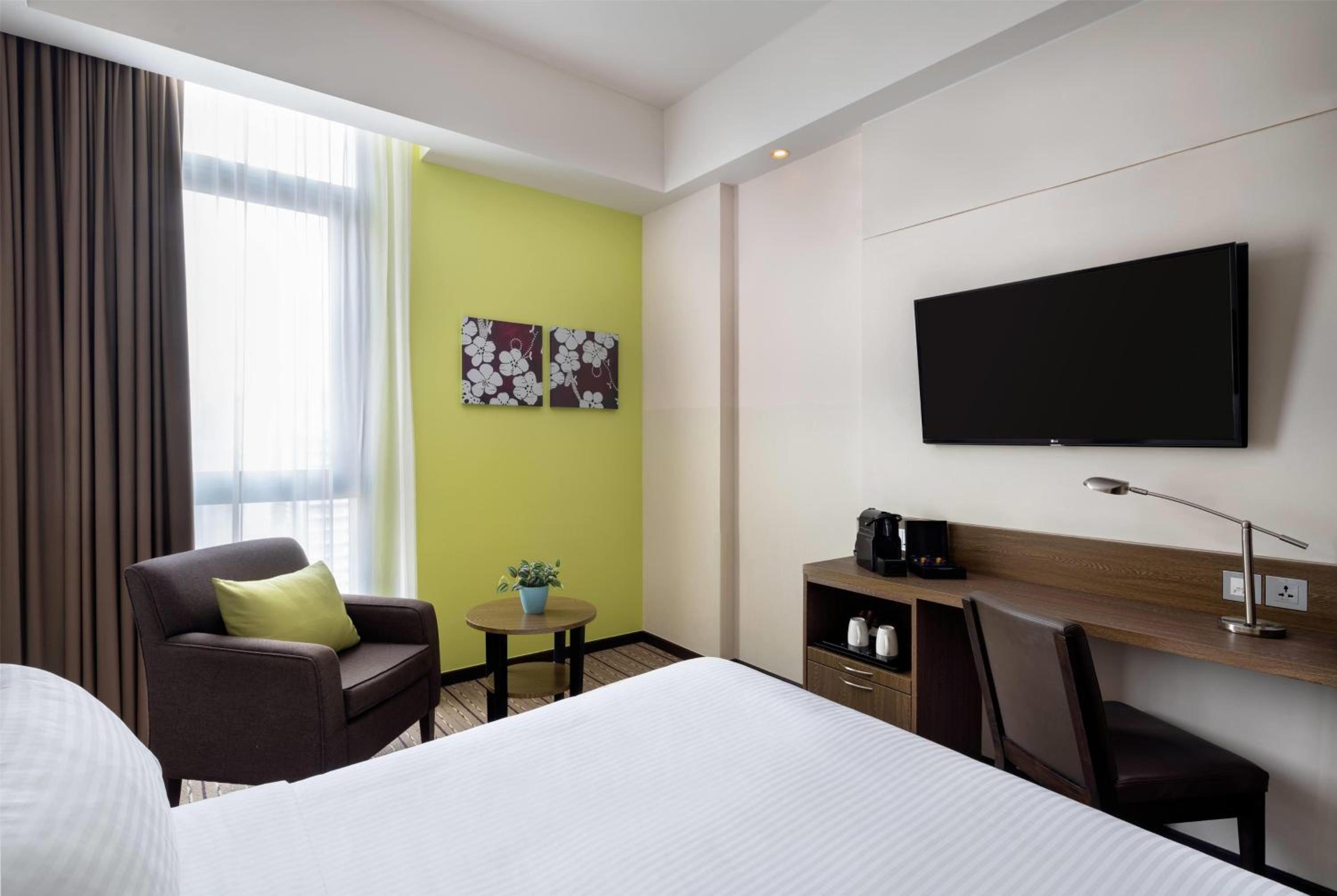 Deluxe Room with 1 Queen Bed, High Floor