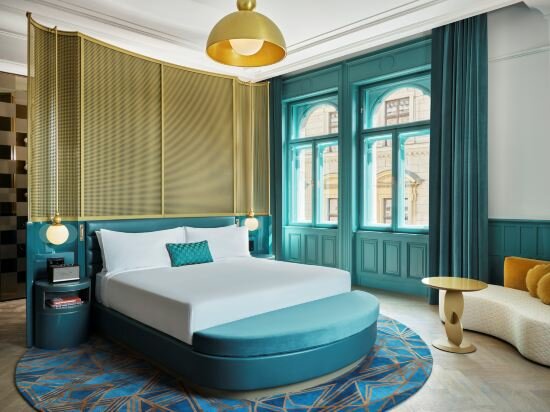 Superior Suite, Suite, 1 King, City View, Corner Room