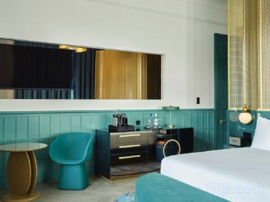 Superior Suite, Suite, 1 King, City View, Corner Room