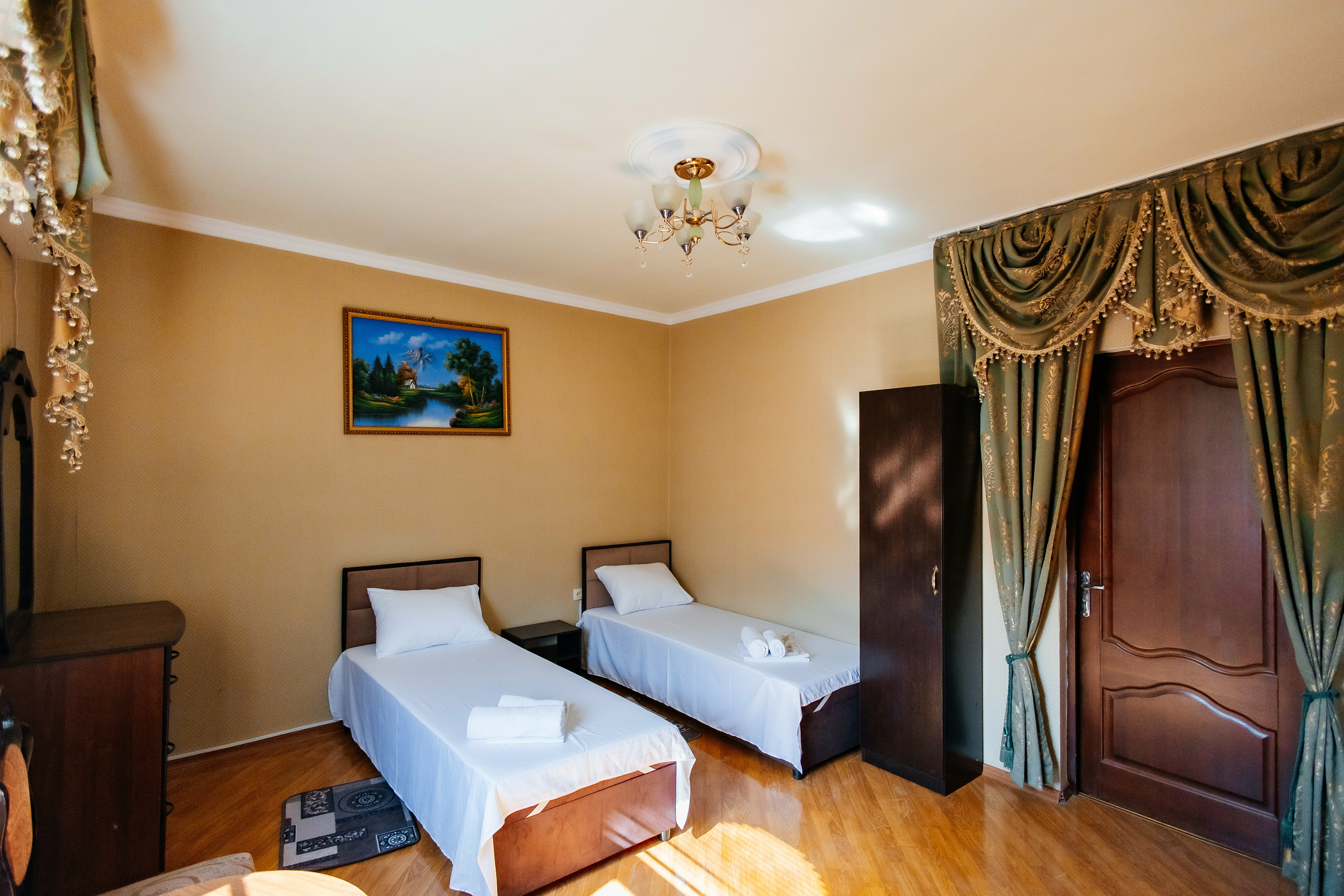 Просторный двухместный номер с 2 отдельными кроватями