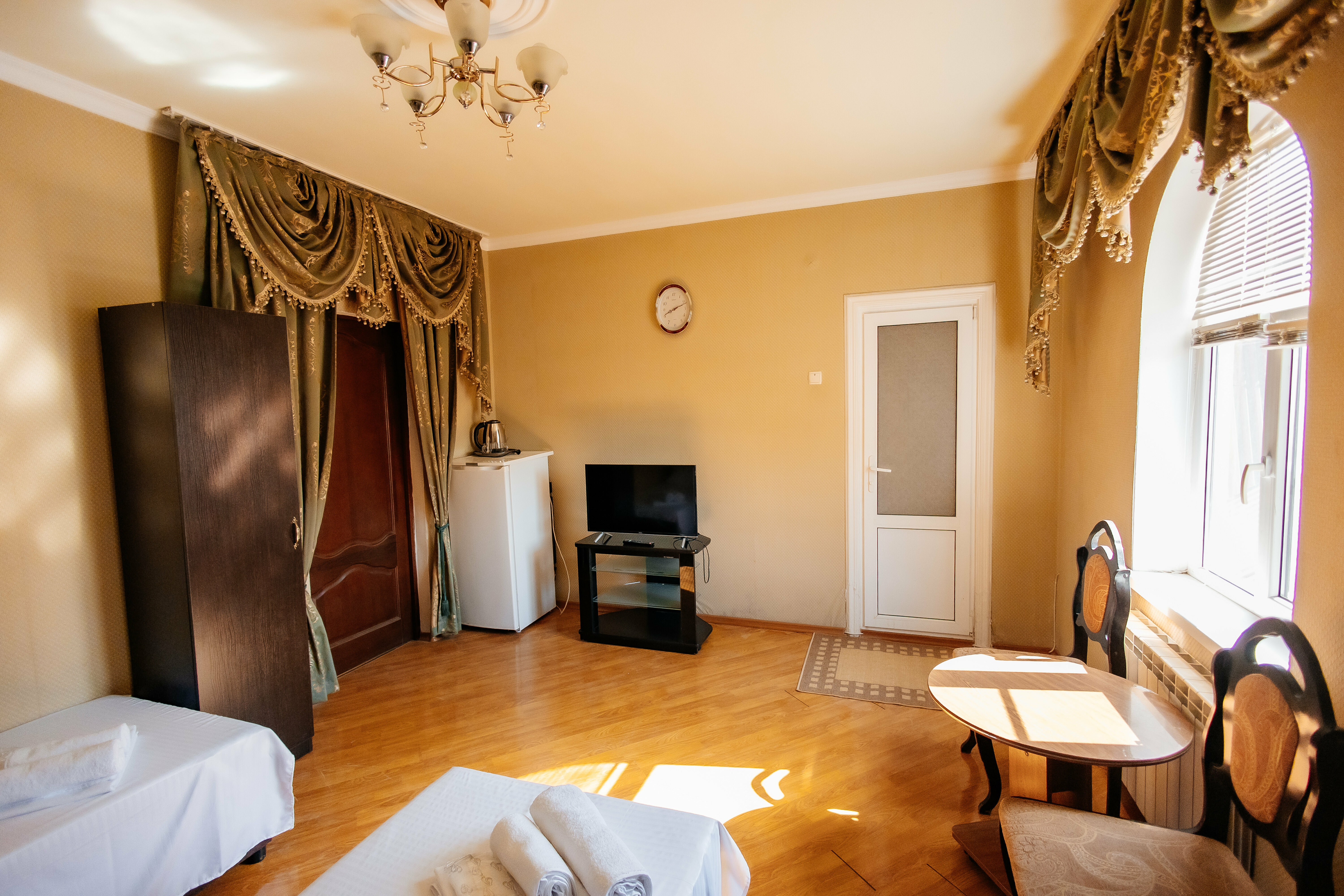 Двухместный номер с двуспальной кроватью и дополнительной кроватью