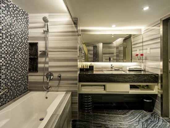 Promenade Deluxe Suite with Club Lounge Access