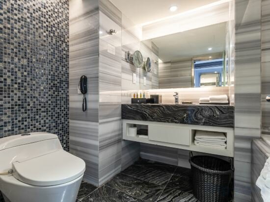 Promenade Deluxe Suite with Club Lounge Access