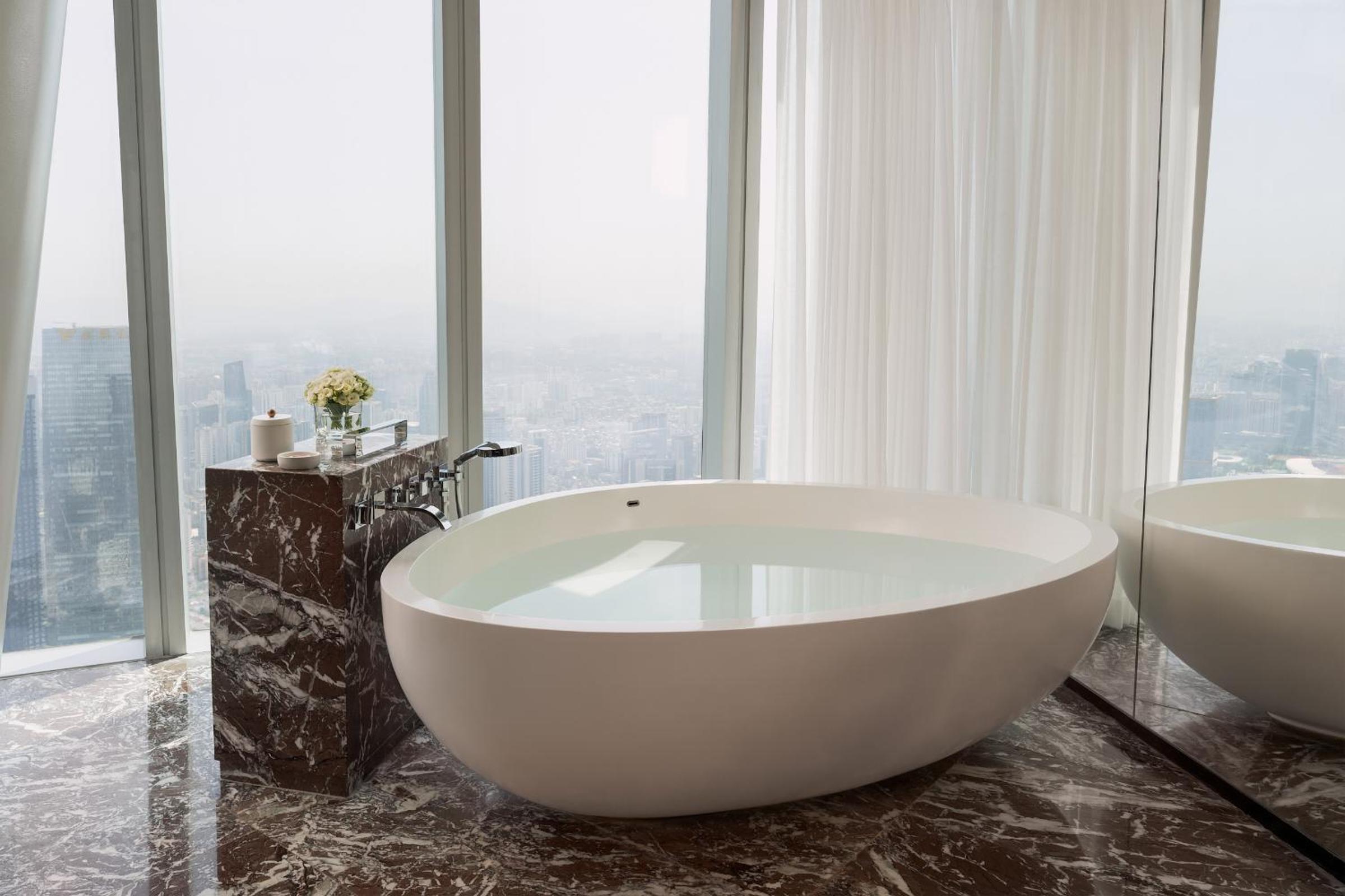 Skyline City View Room With Windowside Bathtub King