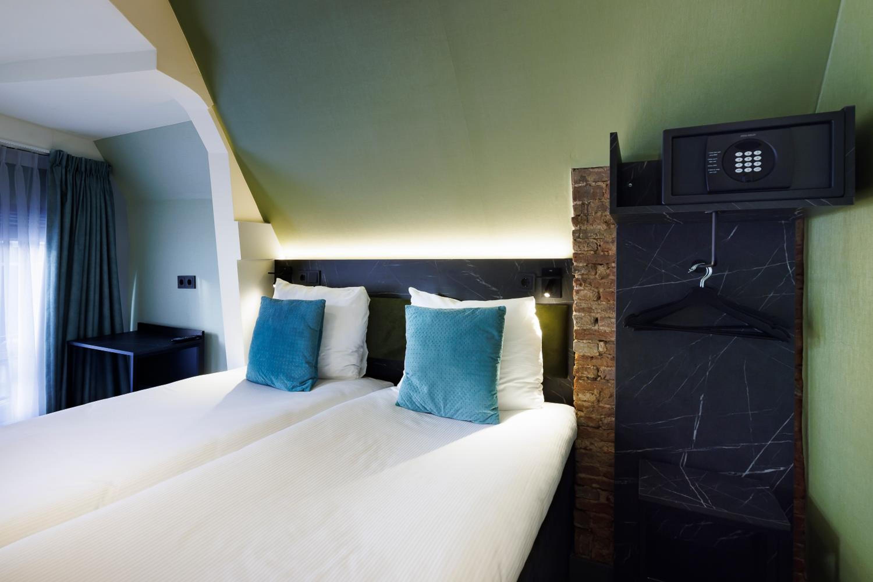 Twin Room with Shared Toilet