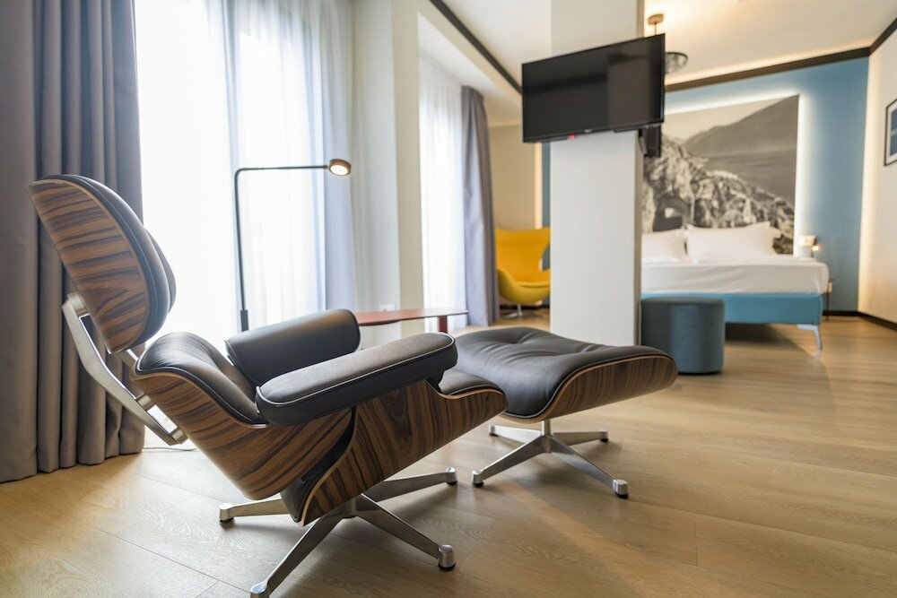 Junior Suite, 1 Double Bed, Hot Tub, Lake View