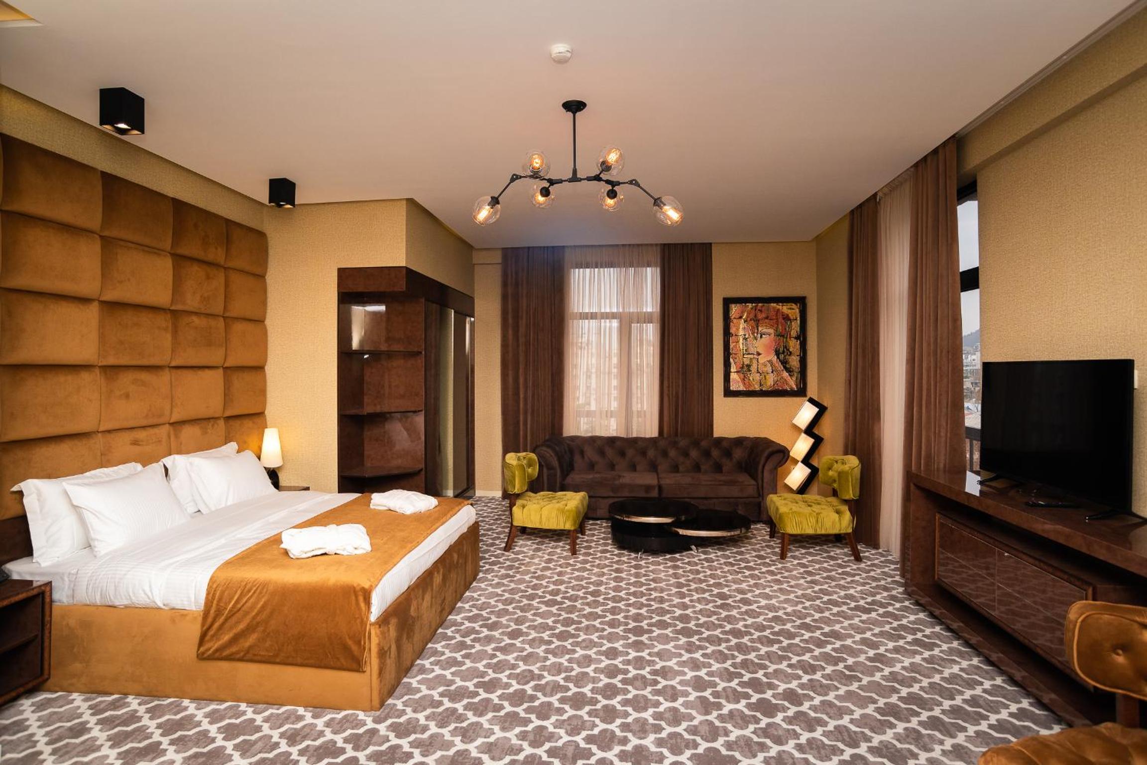 Deluxe Double Room (2 Adults + 1 Child)