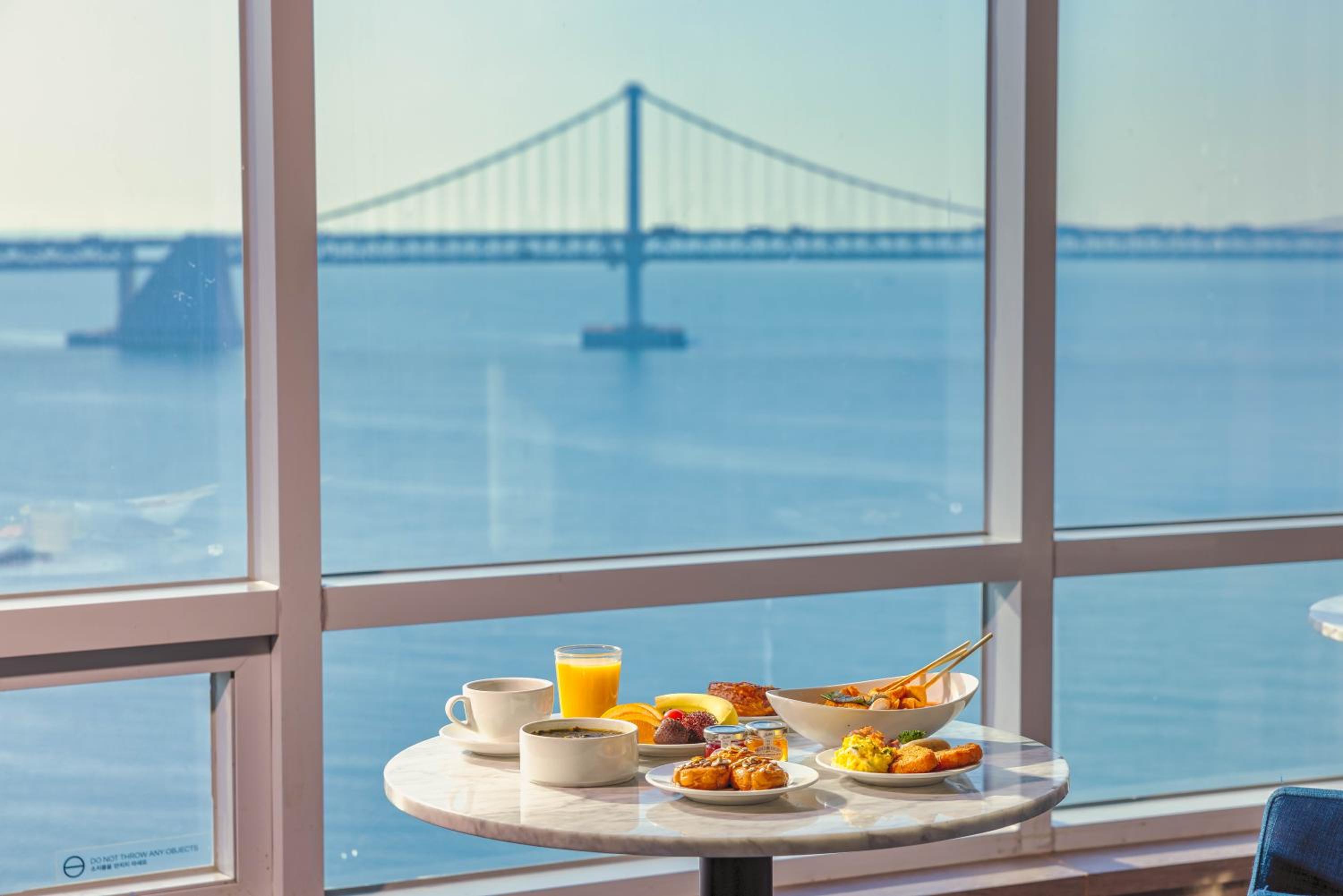 Executive Double with Ocean View - All day lounge for two people