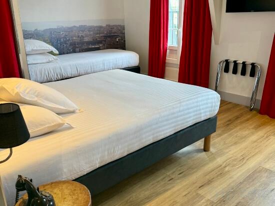 Chambre Triple Avec Balcon Et Vue Sur Rue