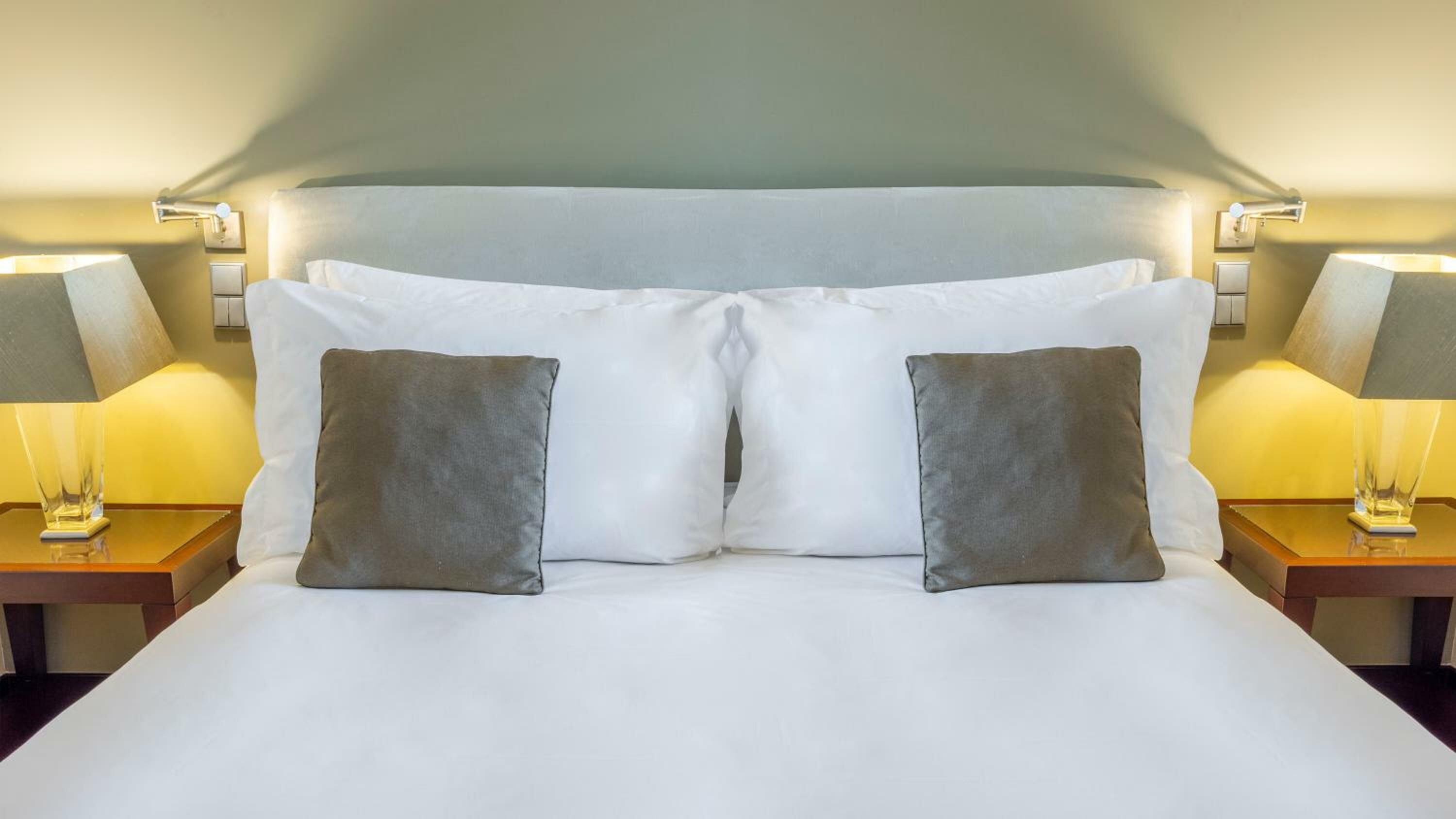 Standard King Room With City View