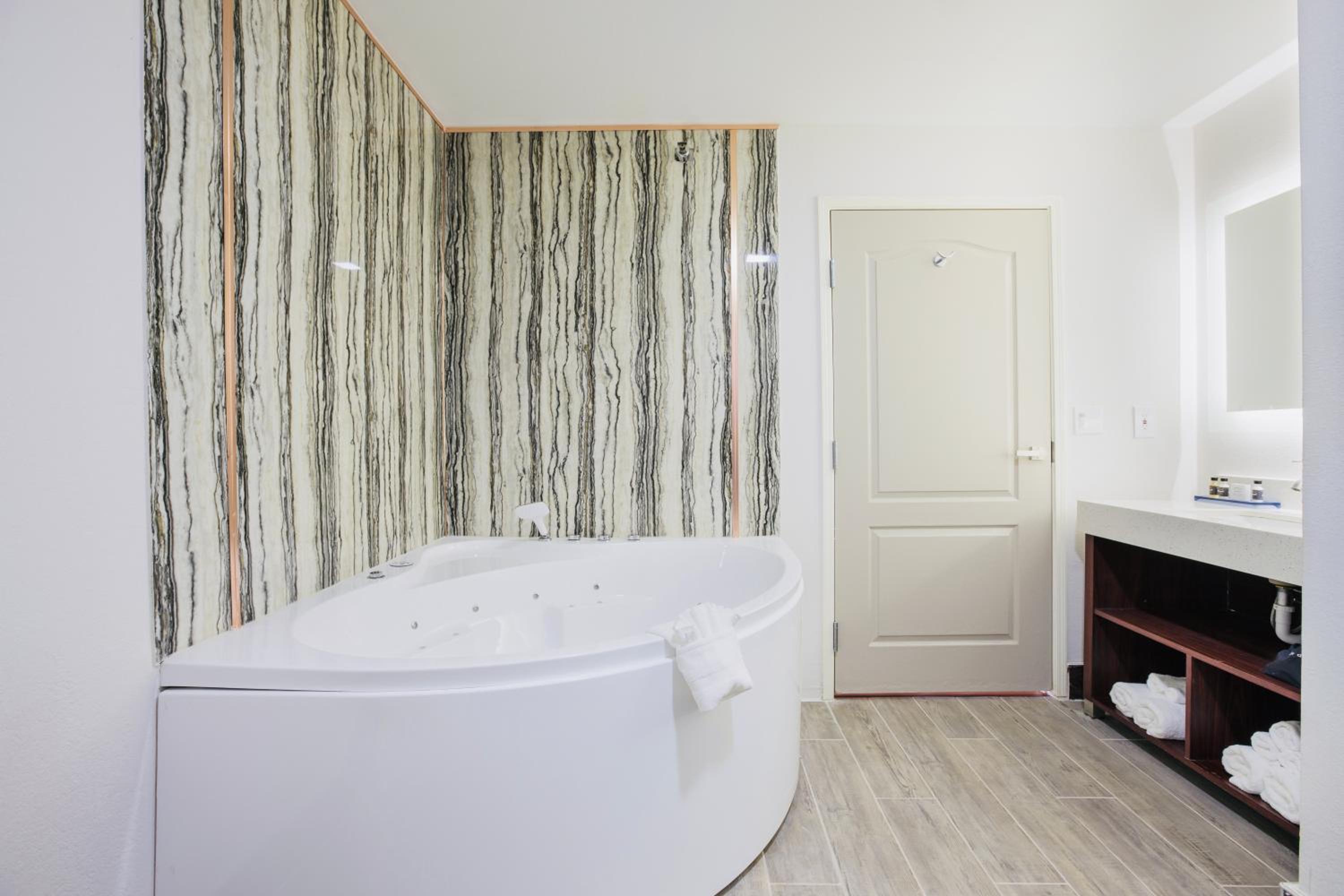 Superior King Suite - Non-smoking