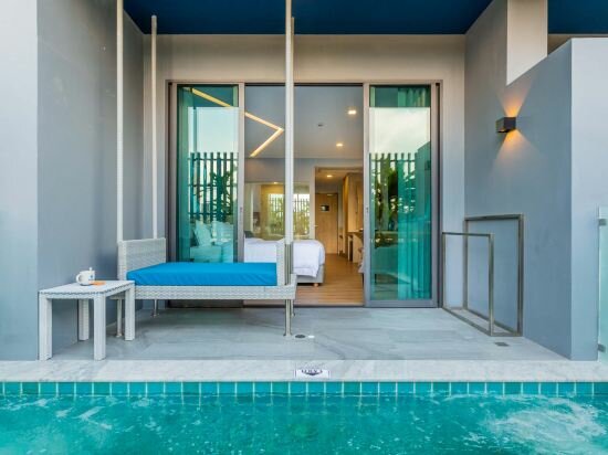 Deluxe Plunge Pool with Jacuzzi Room