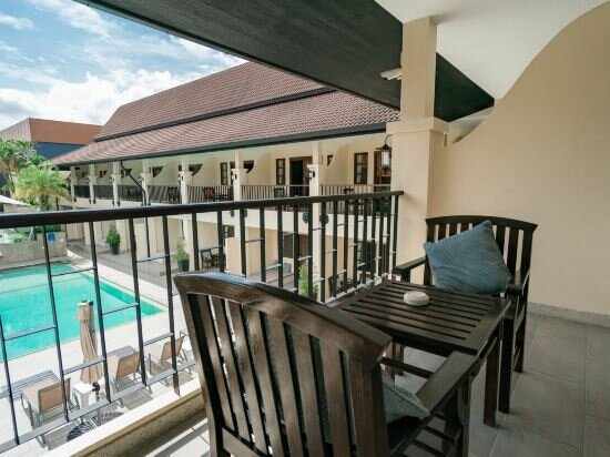 Deluxe Pool View Room