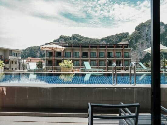 Deluxe Pool Access Room