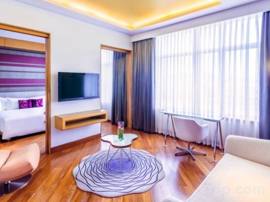 Executive Twin Suite, River View, High Floor With Privilege Lounge Access