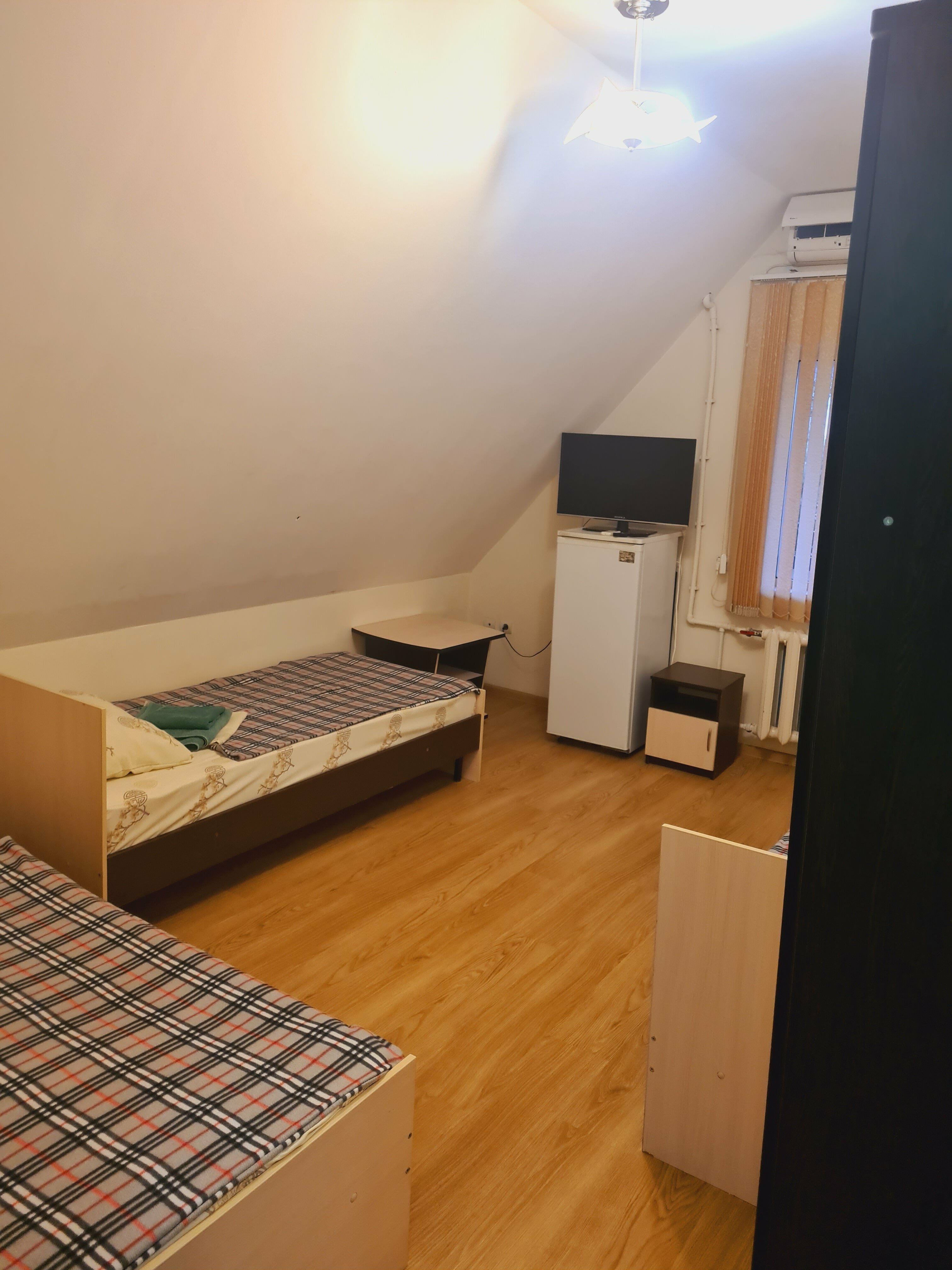 Трёхместный номер с балконом, душ-трап