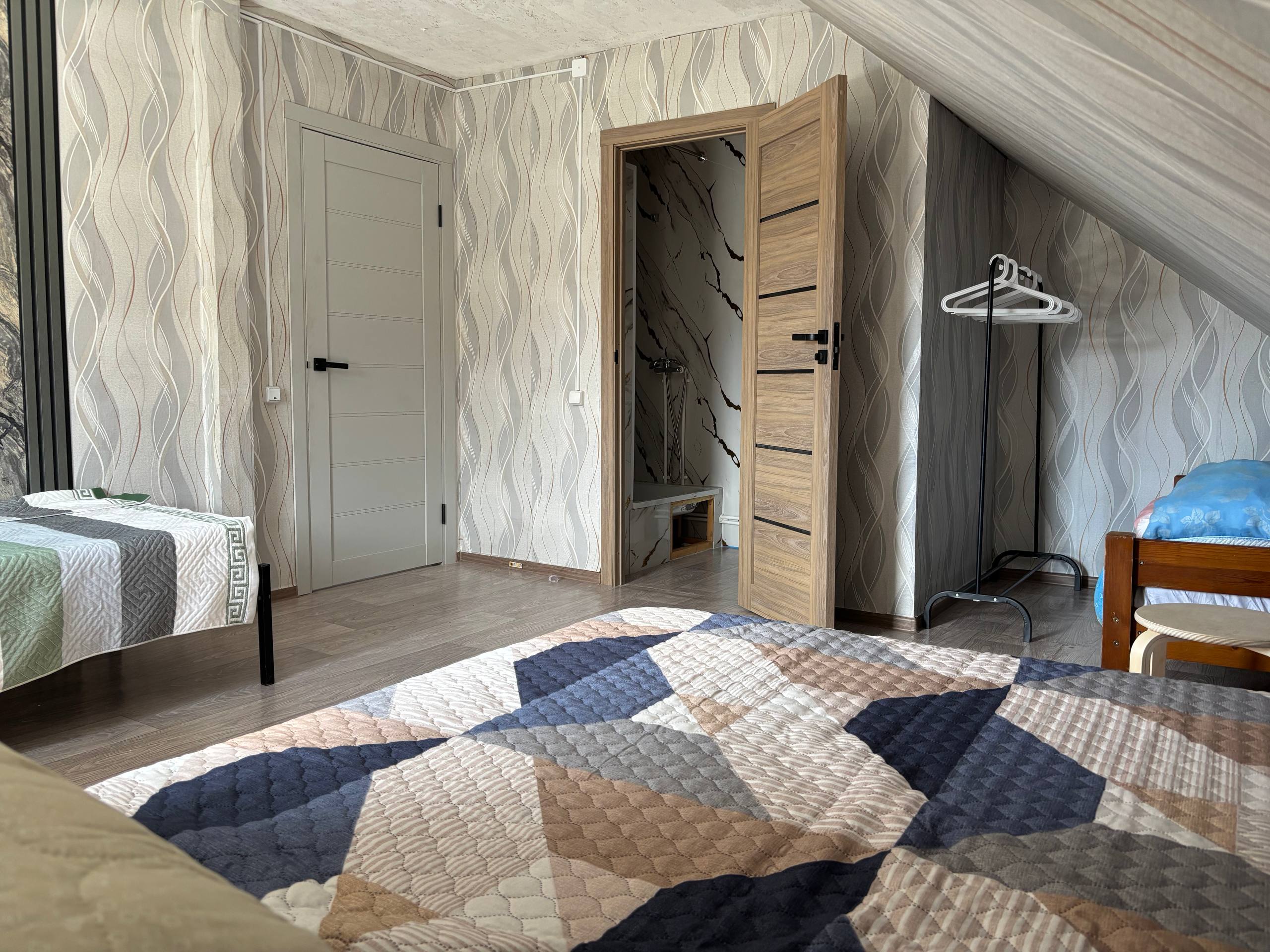 Четырехместный номер с ванной комнатой