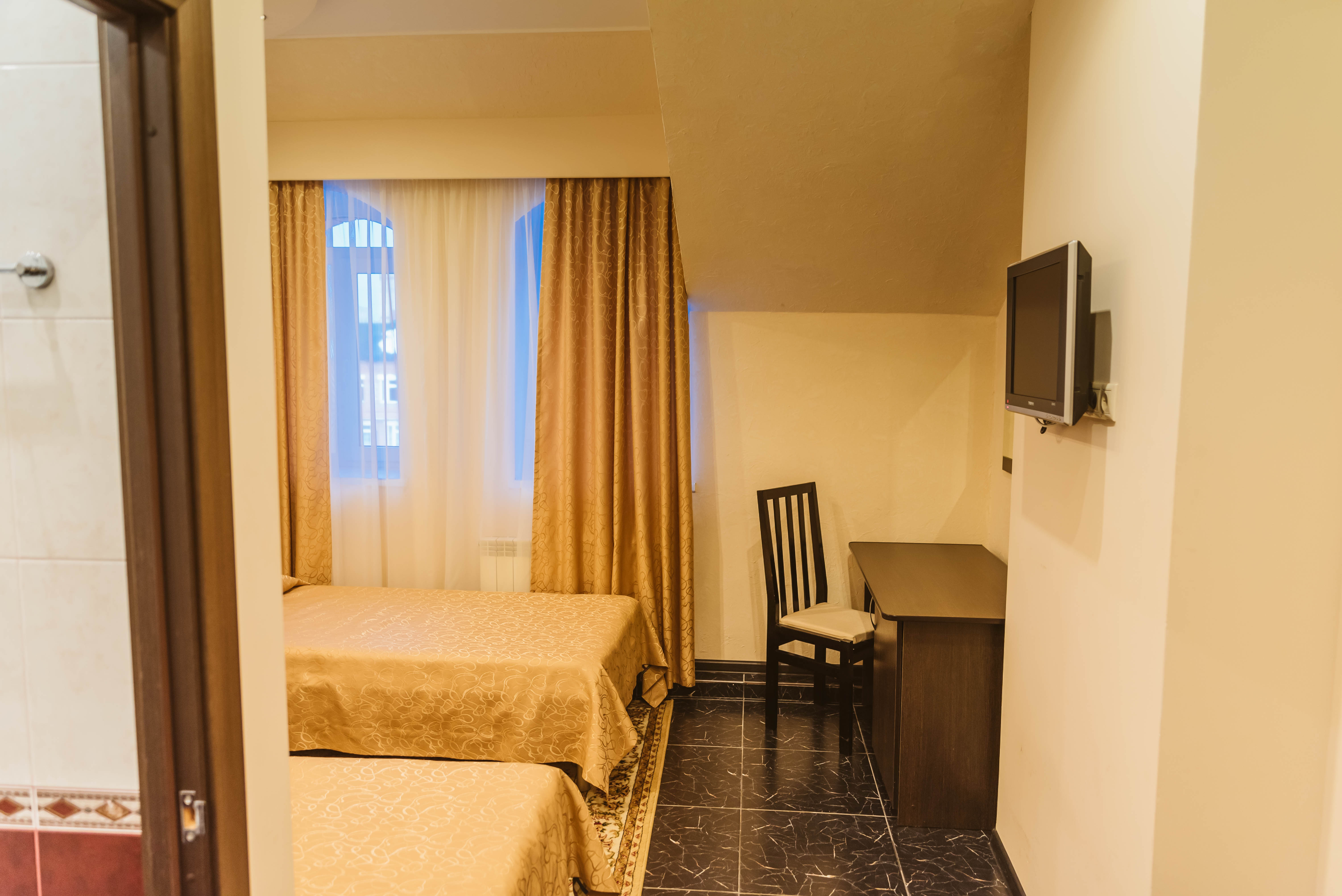 Двухместный номер с 2 отдельными кроватями и окном