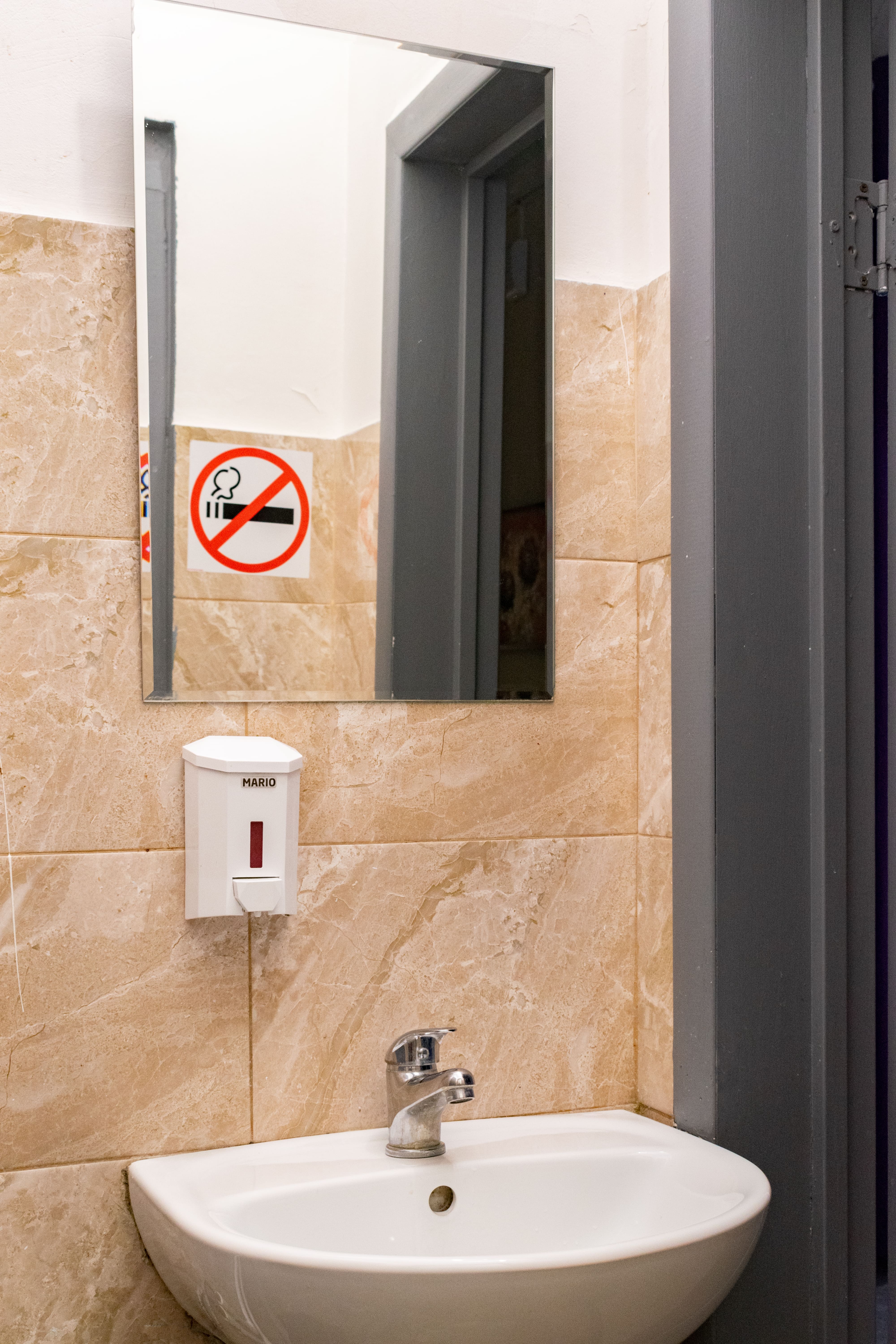 Кровать в общем 8-местном номере для мужчин и женщин