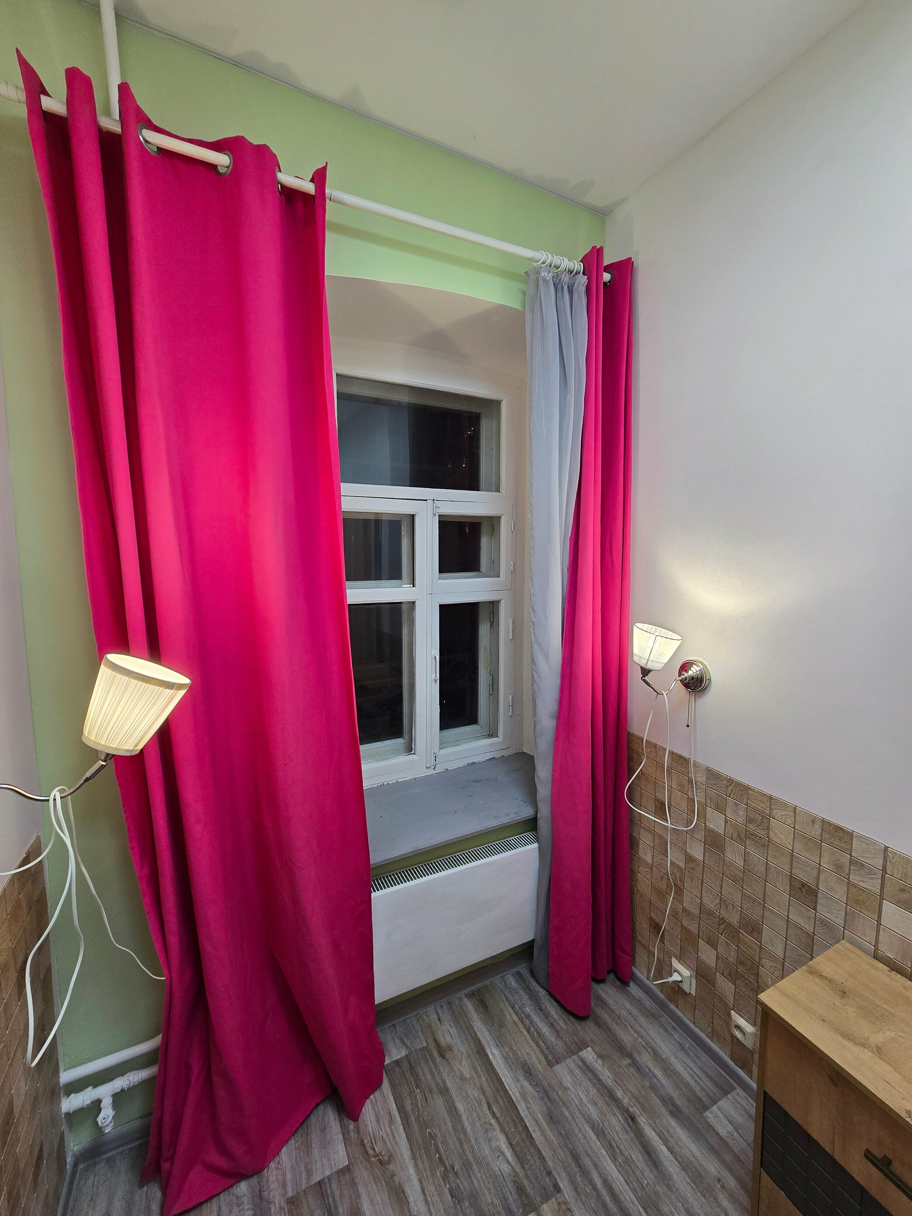 Спальное место на двухъярусной кровати в общем номере для женщин