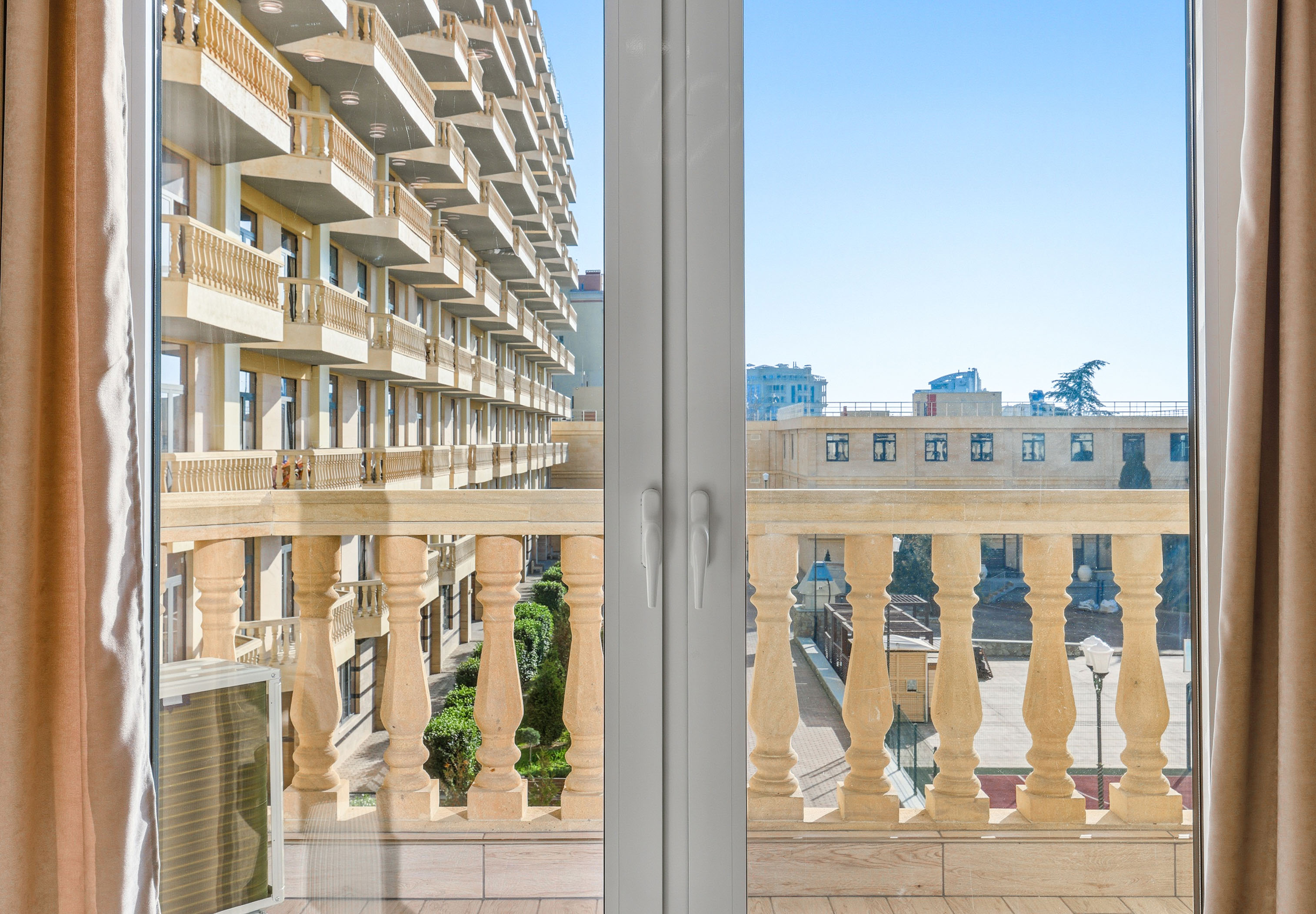 Люкс с кроватью размера «king-size» и балконом