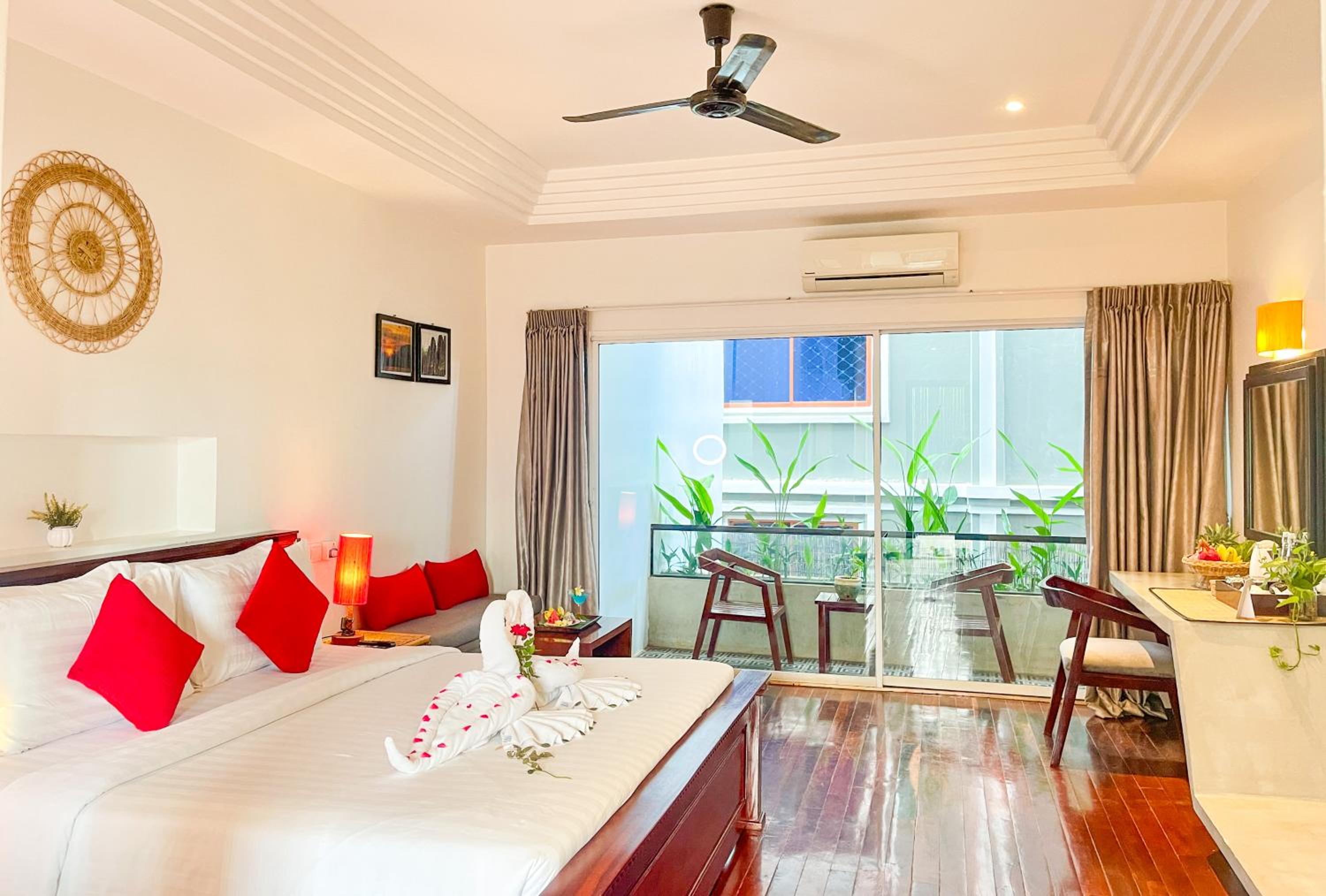 King Suite With Private Balcony - Free Pick Up