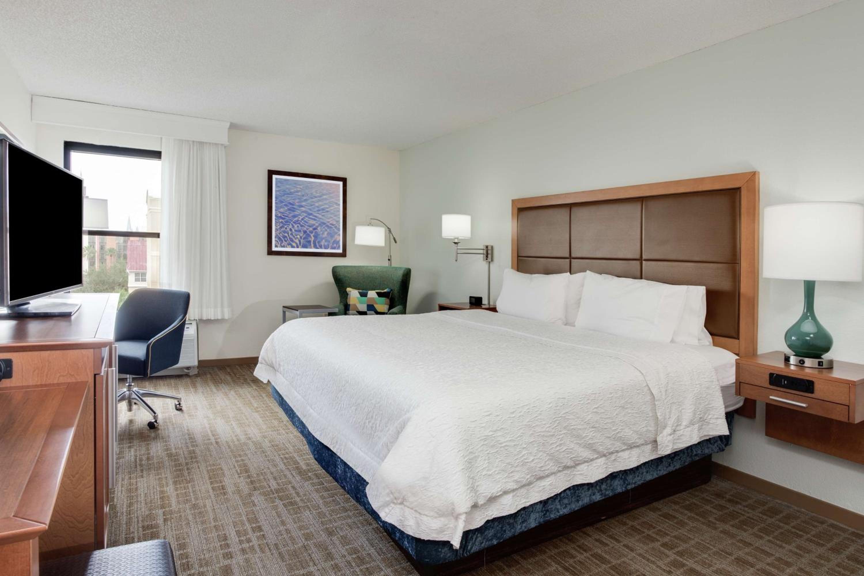 King Room with King Bed - Non-Smoking
