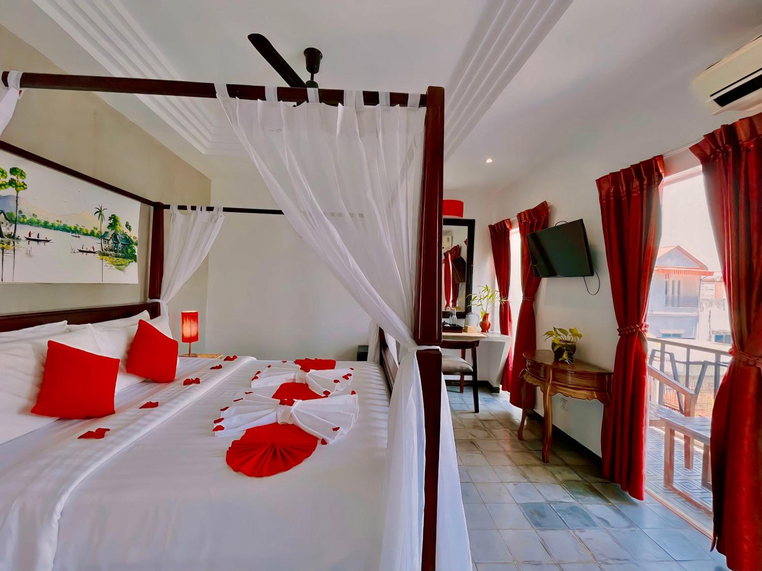 Honeymoon Suite With Balcony Pool View - Free Pick Up