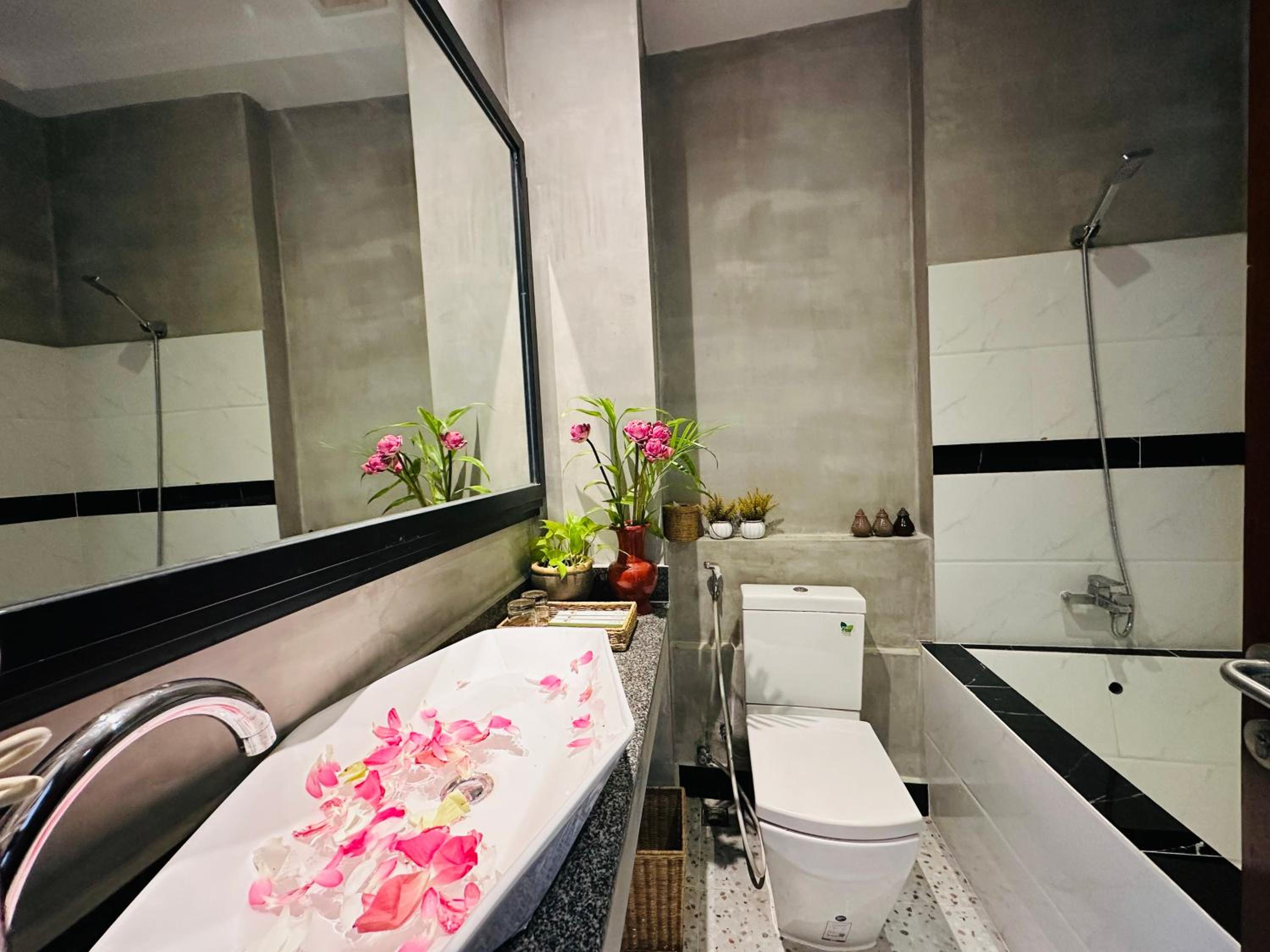 Family Deluxe With Balcony Pool View - Free Pick Up