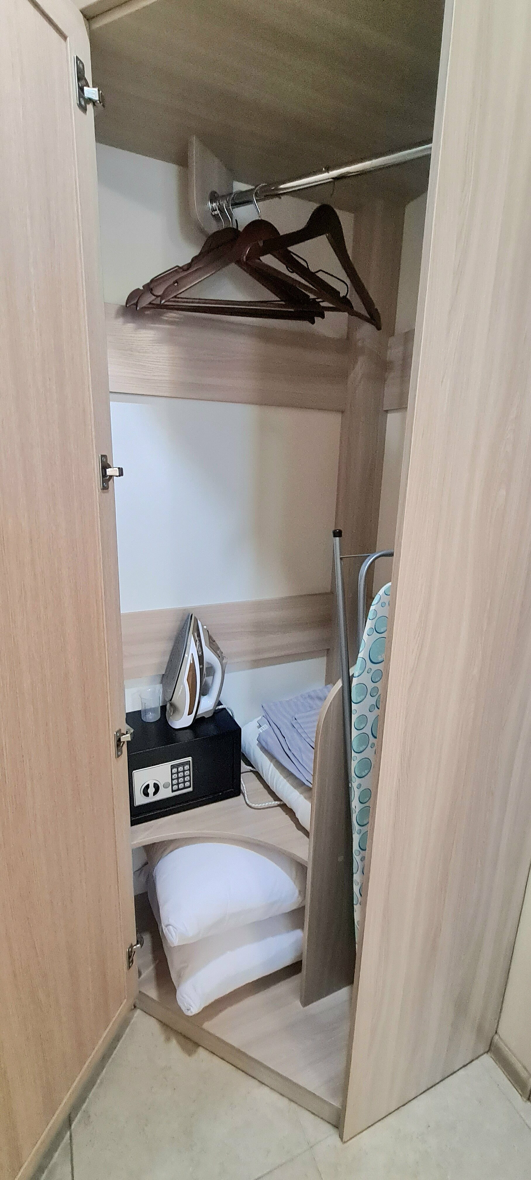 Superior "Коричневый" с  балконом с двуспальной кроватью, креслом и мини-кухней