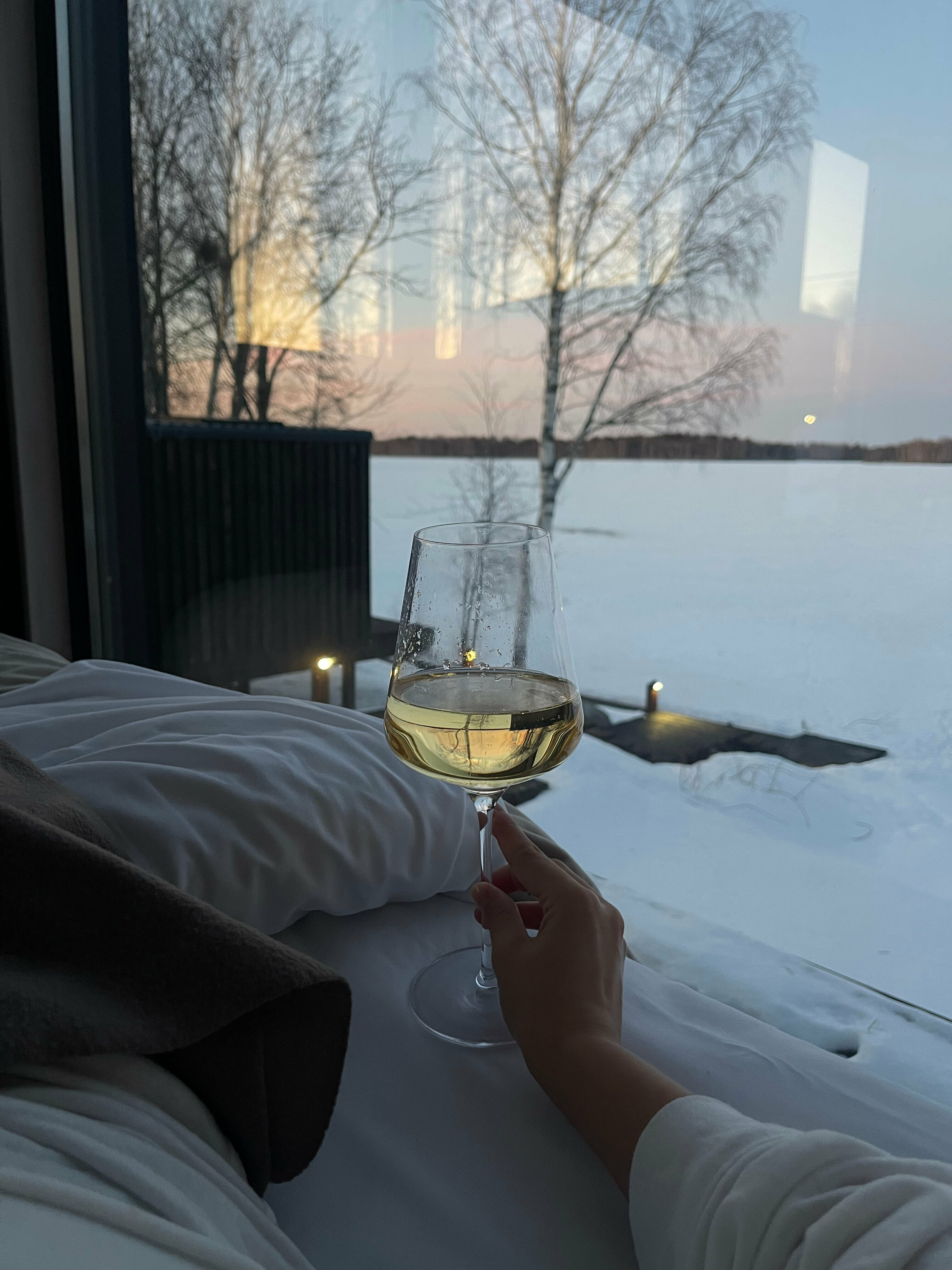 Домик с панорамным видом на озеро с большой кроватью и мансардным окном