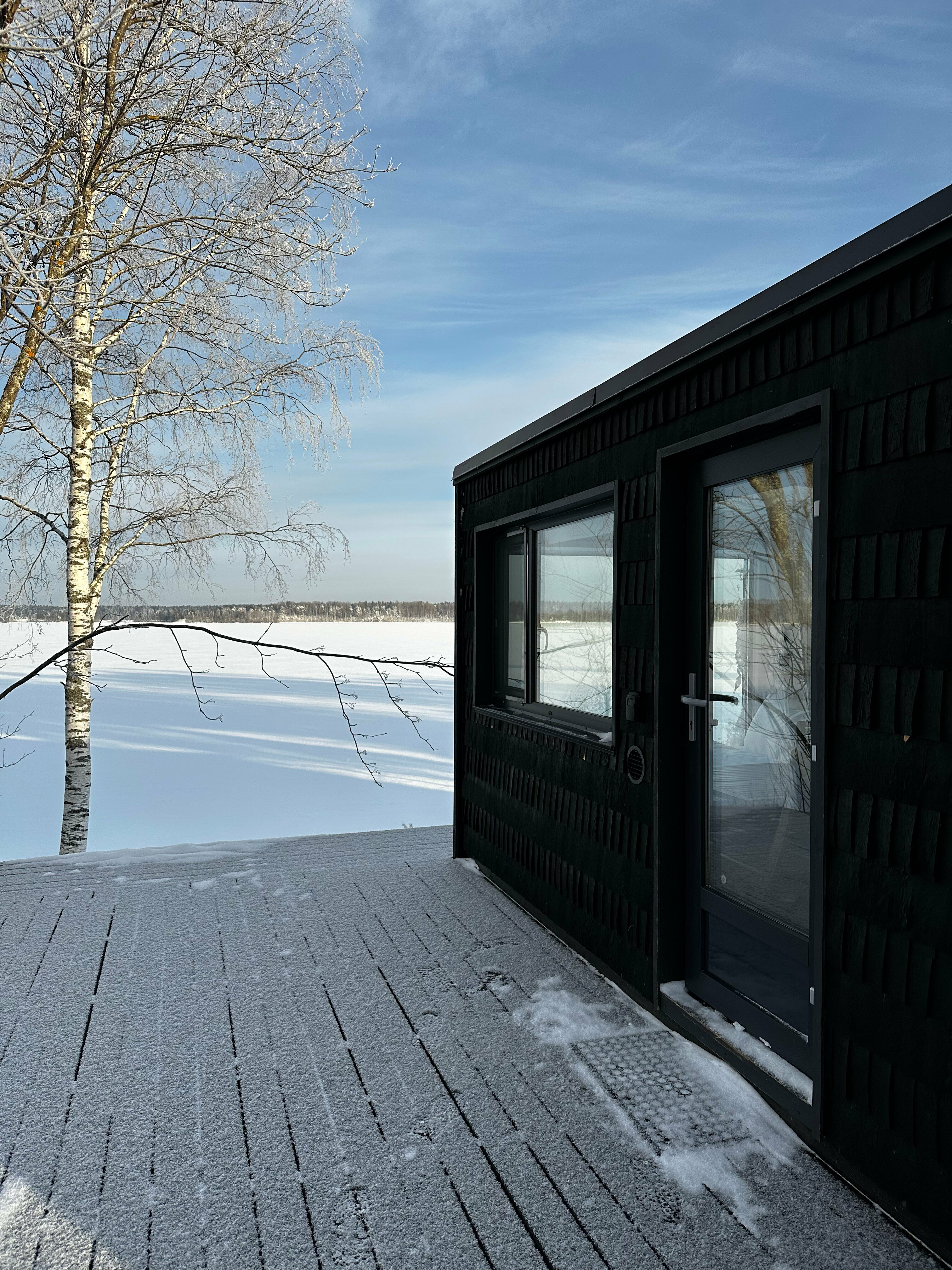 Домик с панорамным видом на озеро с большой кроватью