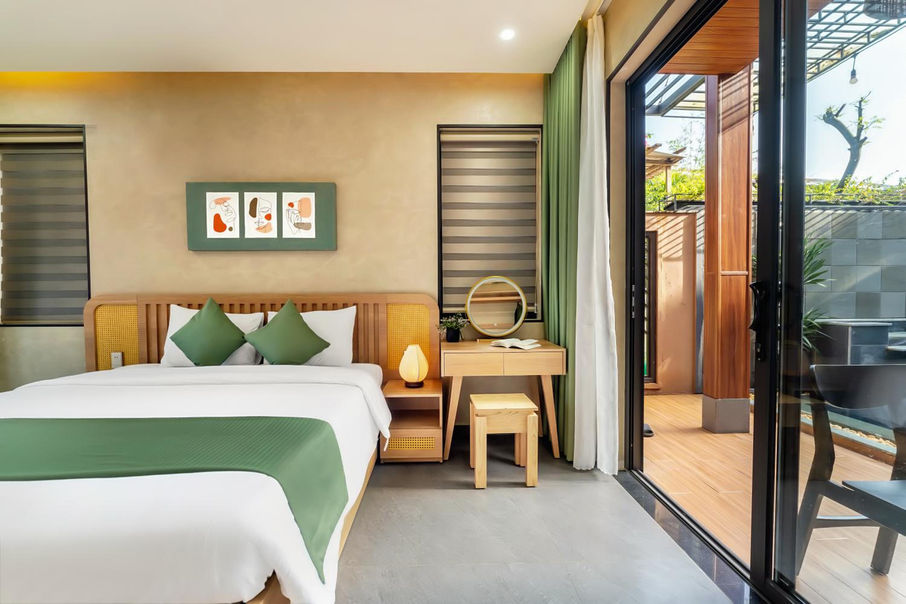 Queen Room with Pool View