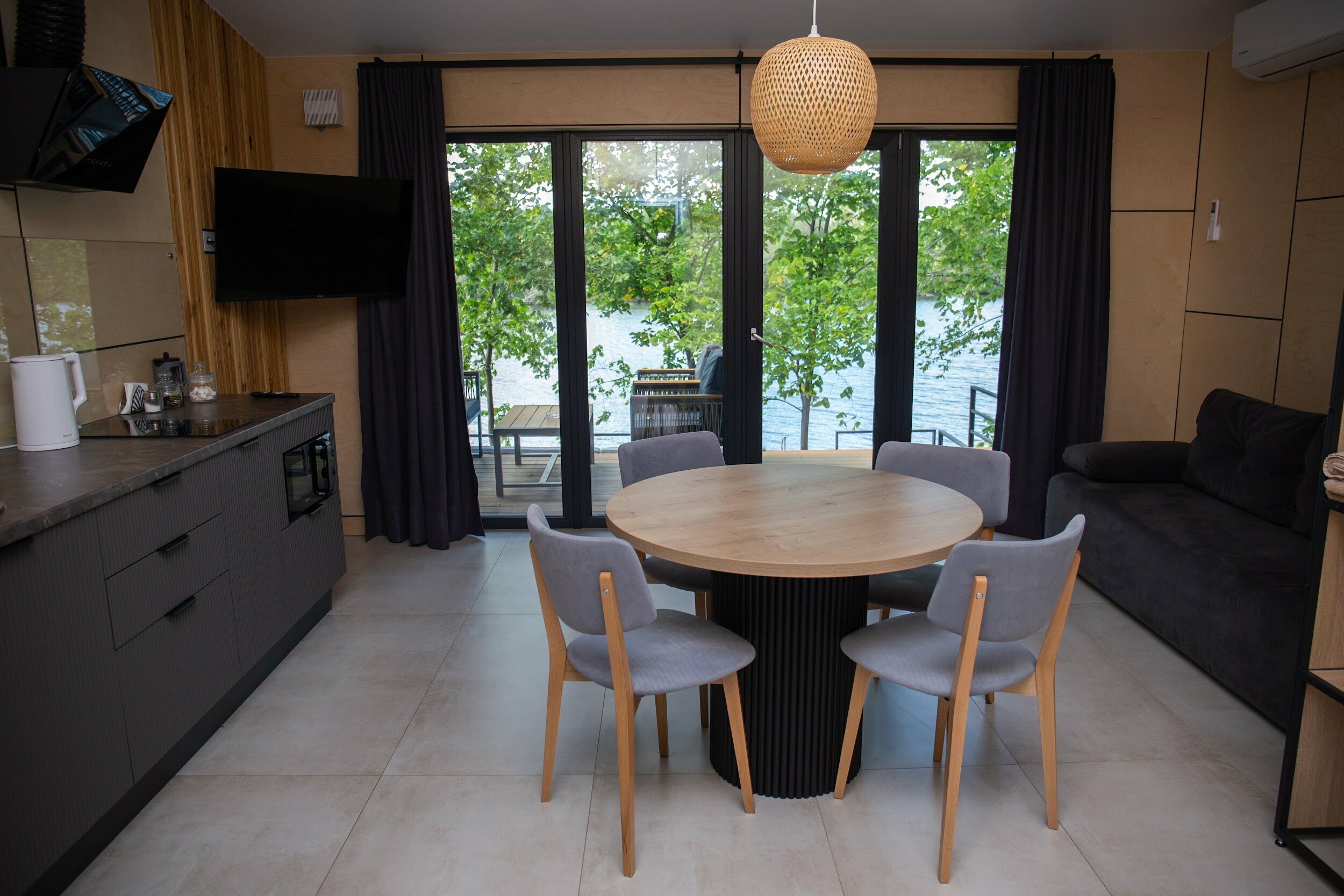 Четырехместный номер с видом на озеро