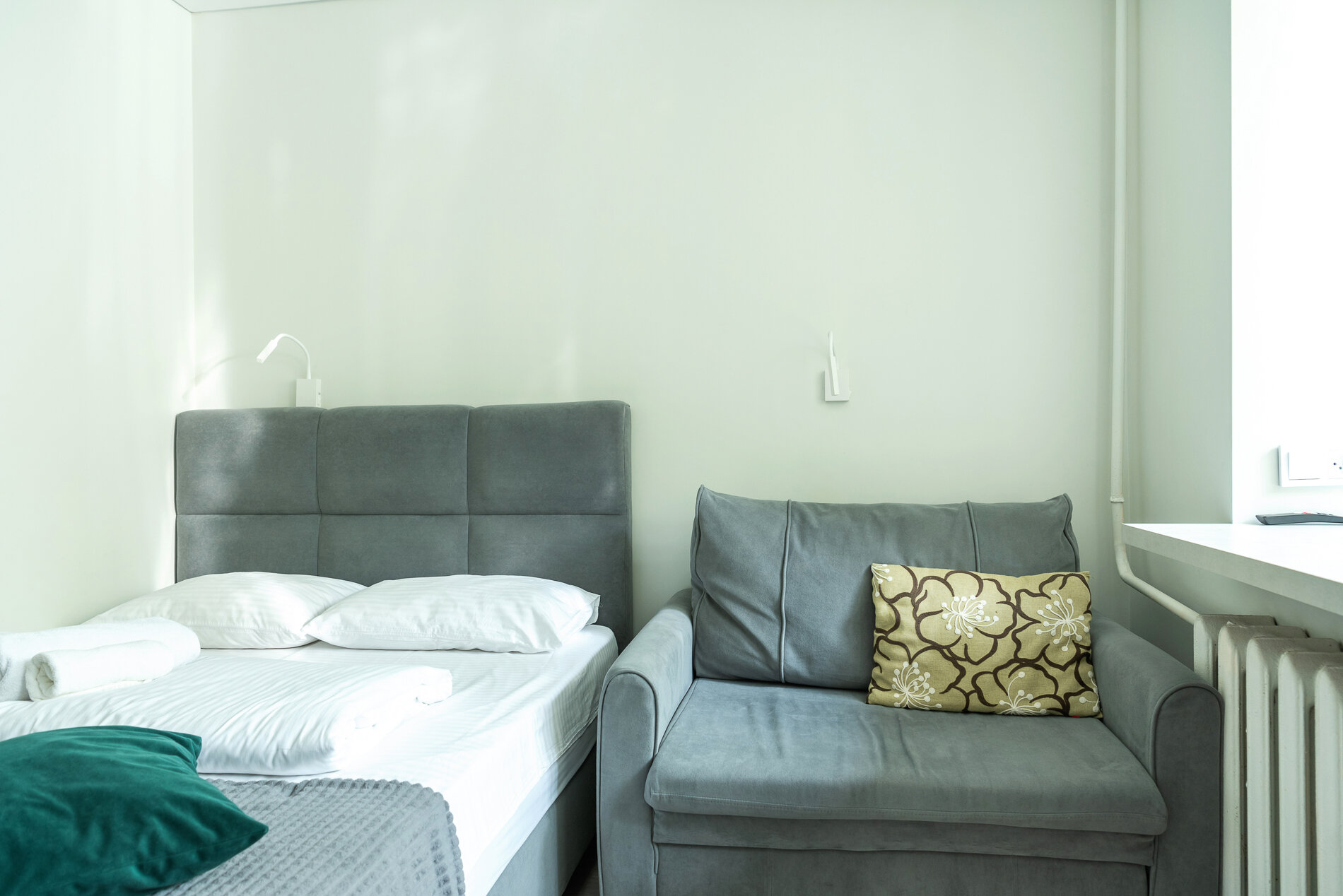 Двухместный номер с двуспальной кроватью и дополнительной кроватью