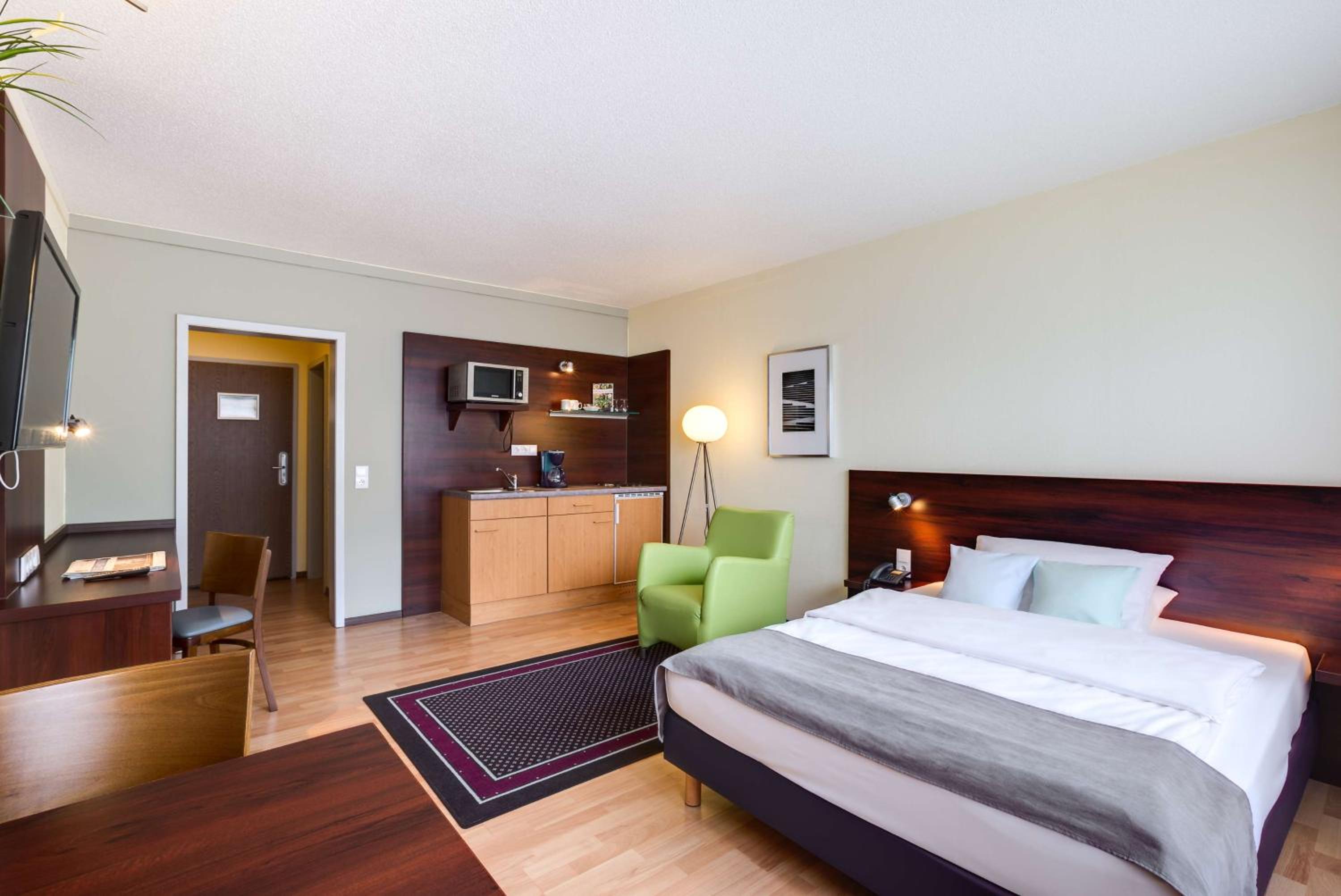 Queen Studio with Kitchenette and Shower
