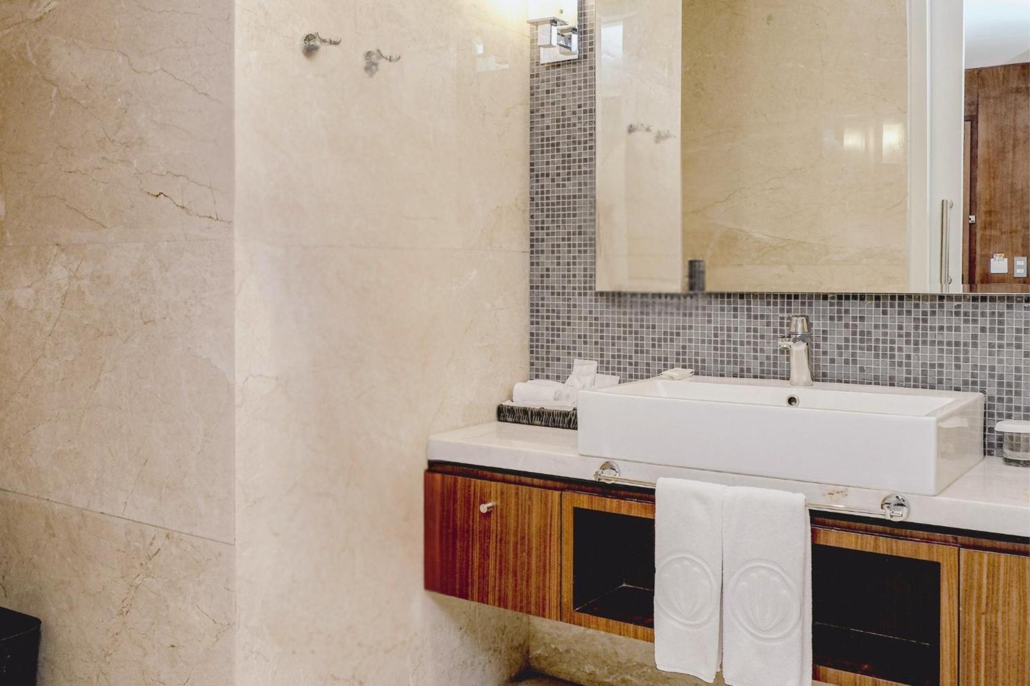 Deluxe King Pool View