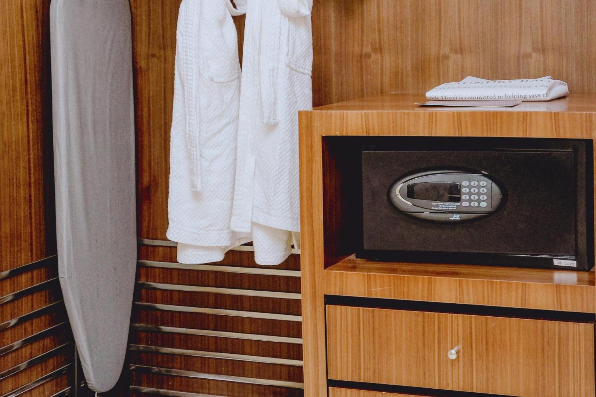 Deluxe King Pool View