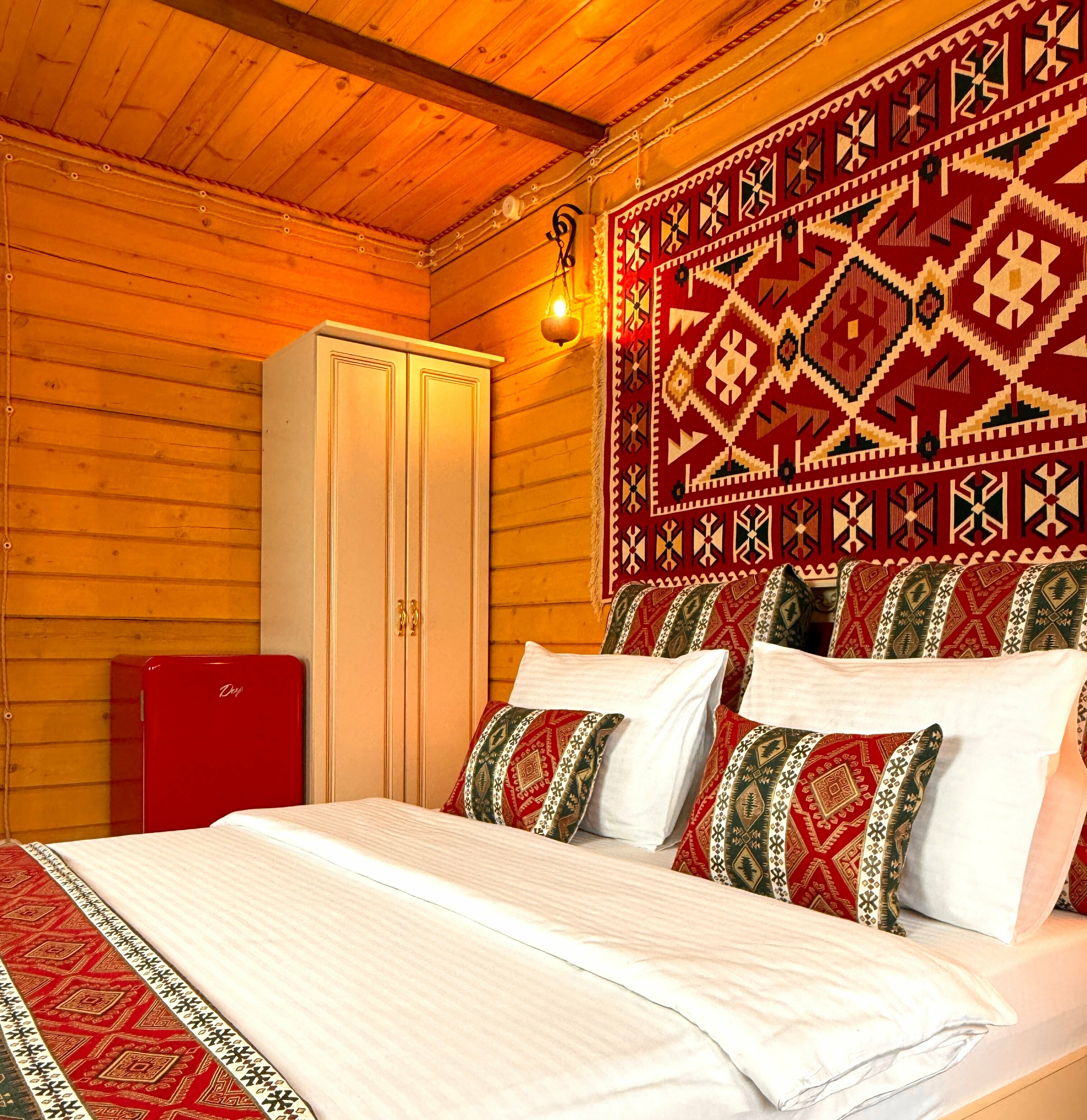 Двухместный стандарт с общей террасой и видом на горы | 2 этаж