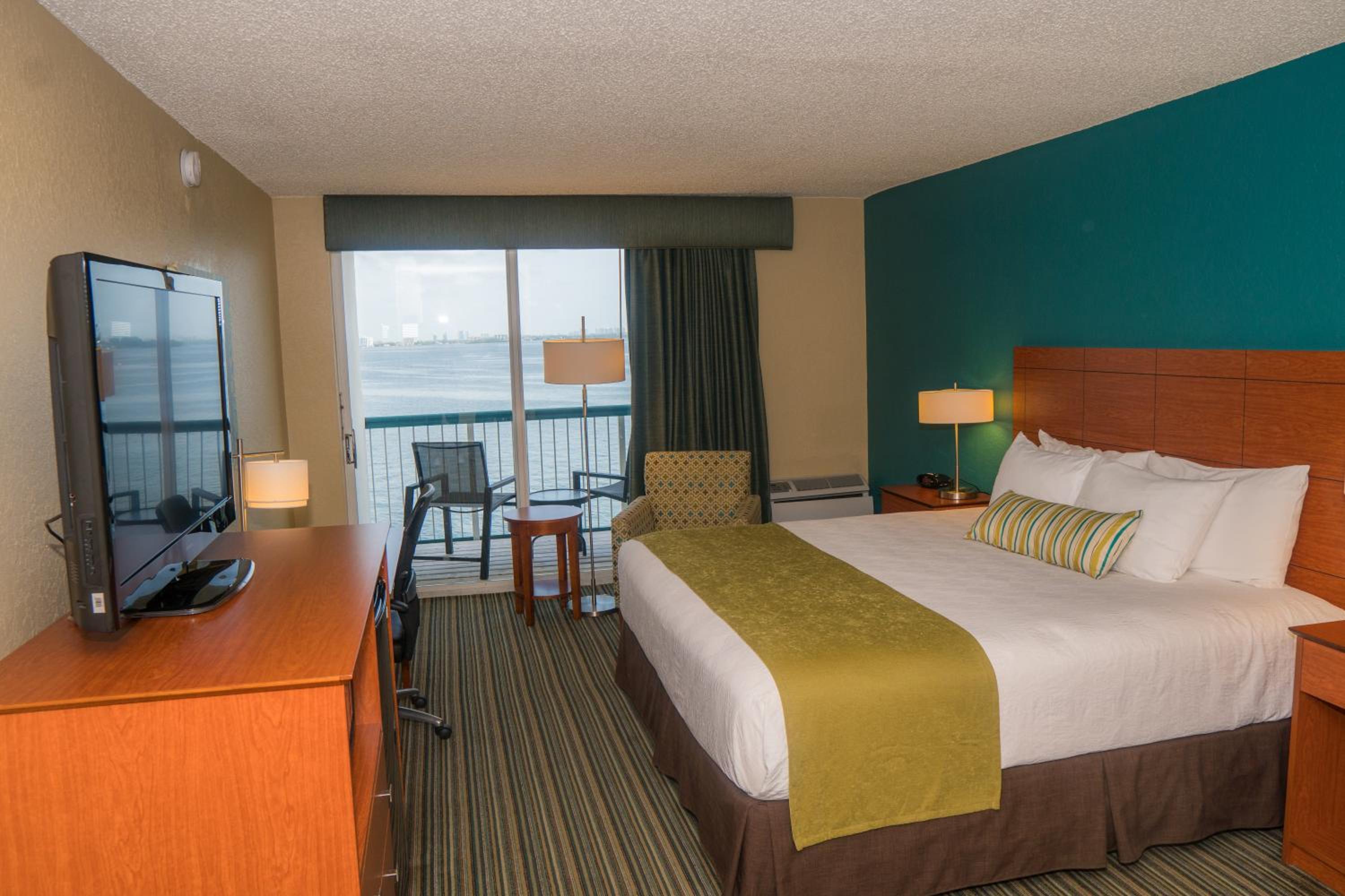 King Room with King Bed and Balcony - Bayfront/Non-Smoking