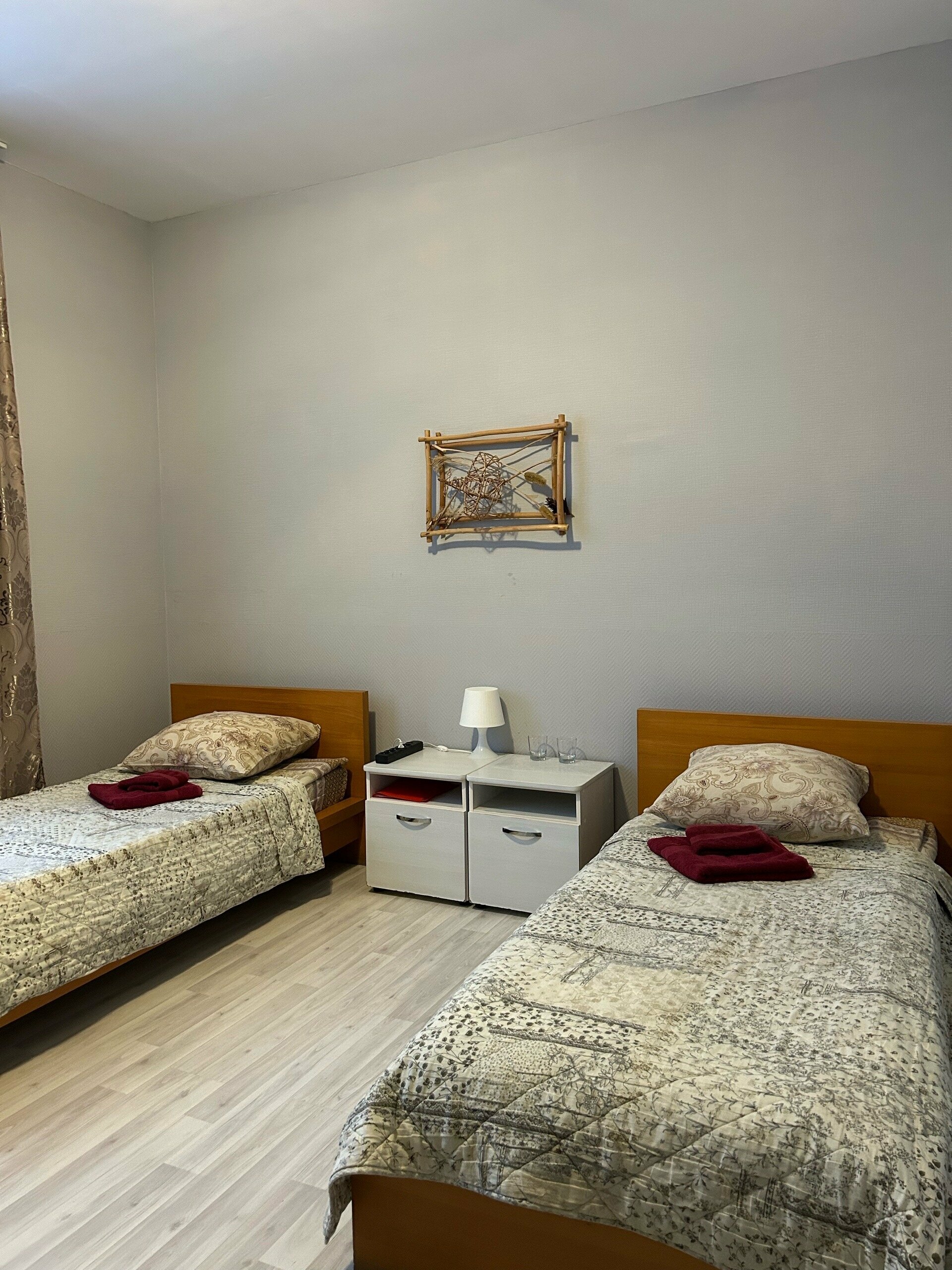 Стандартный двухместный номер с 2 отдельными кроватями и общей ванной комнатой