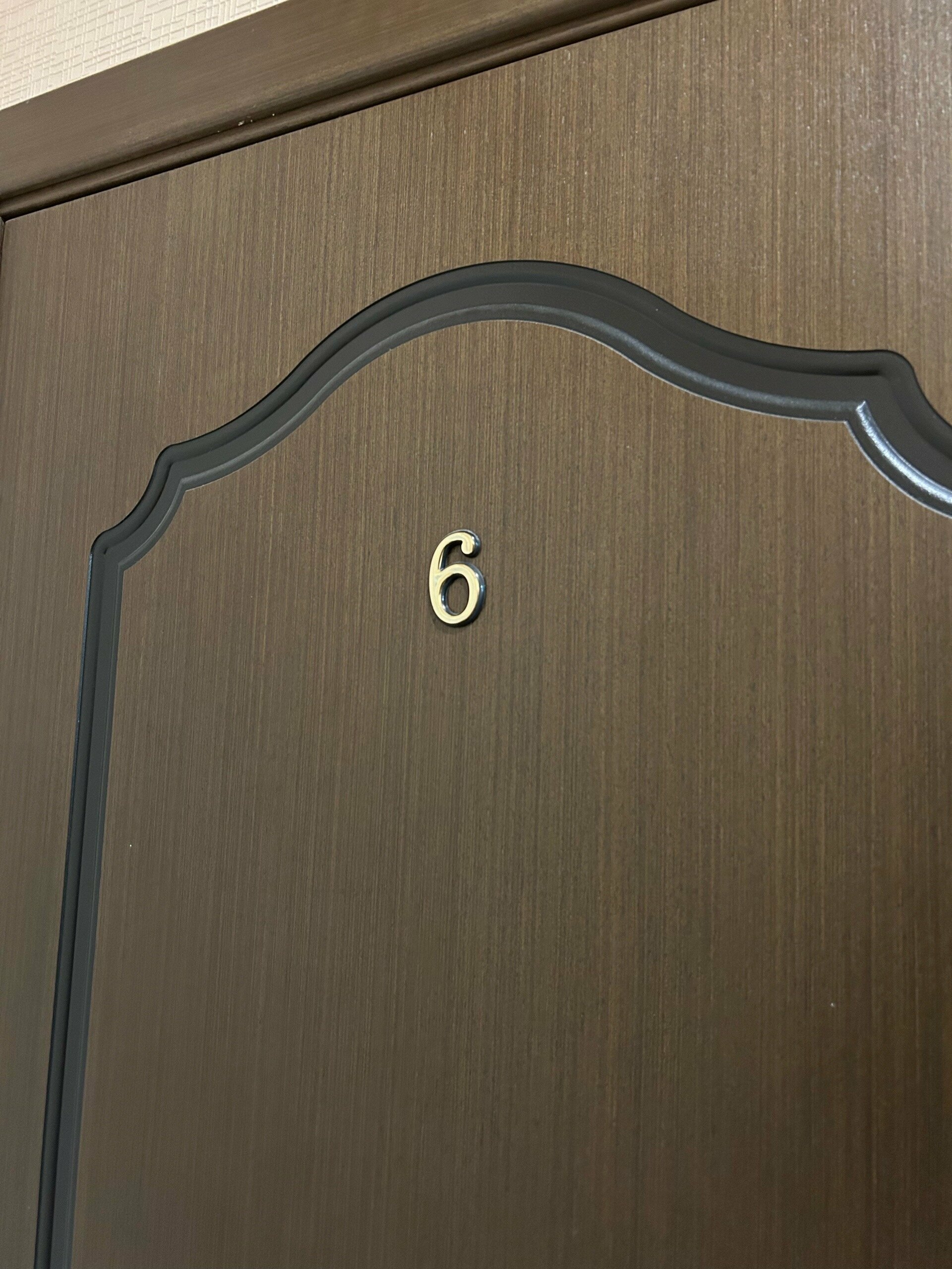 Стандартный двухместный номер с 2 отдельными кроватями и общей ванной комнатой