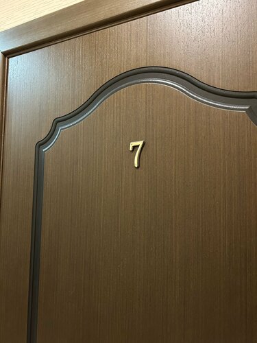 Стандартный двухместный номер с 2 отдельными кроватями и общей ванной комнатой