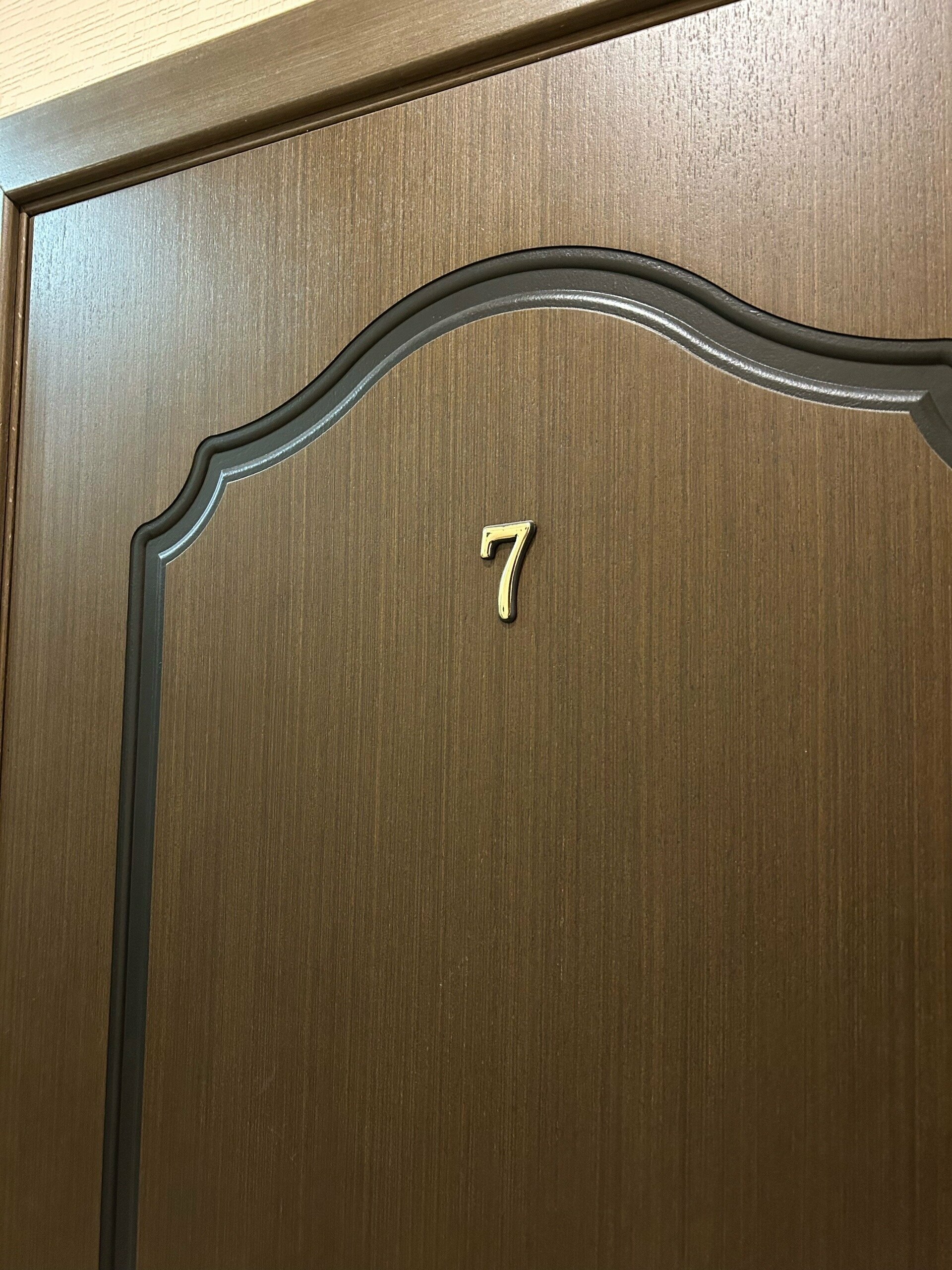 Стандартный двухместный номер с 2 отдельными кроватями и общей ванной комнатой