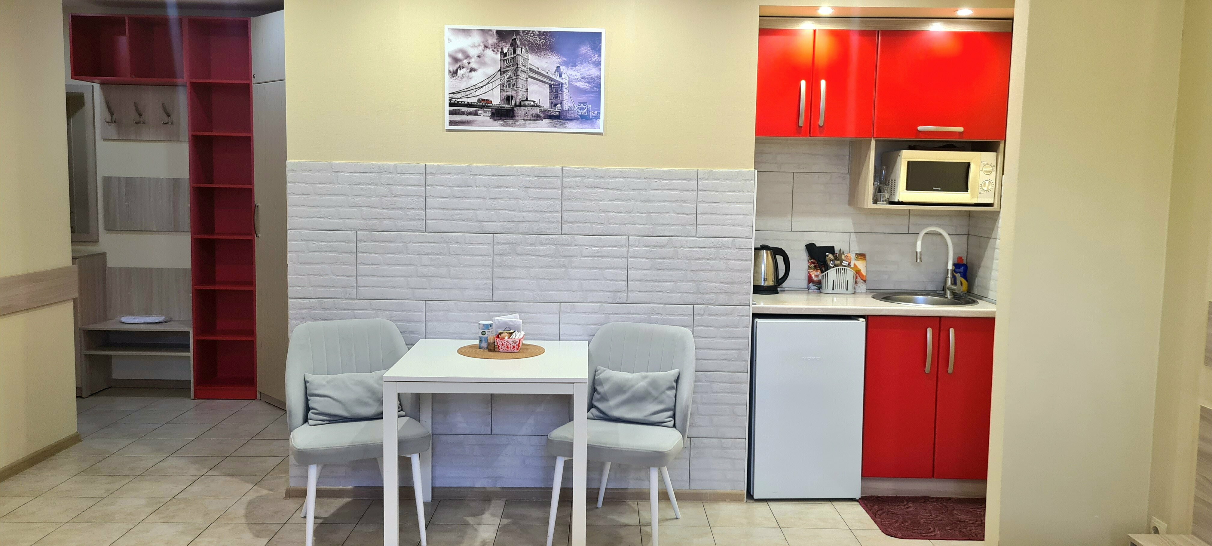 Superior "Красный"   с балконом с двуспальной кроватью, креслом и мини-кухней