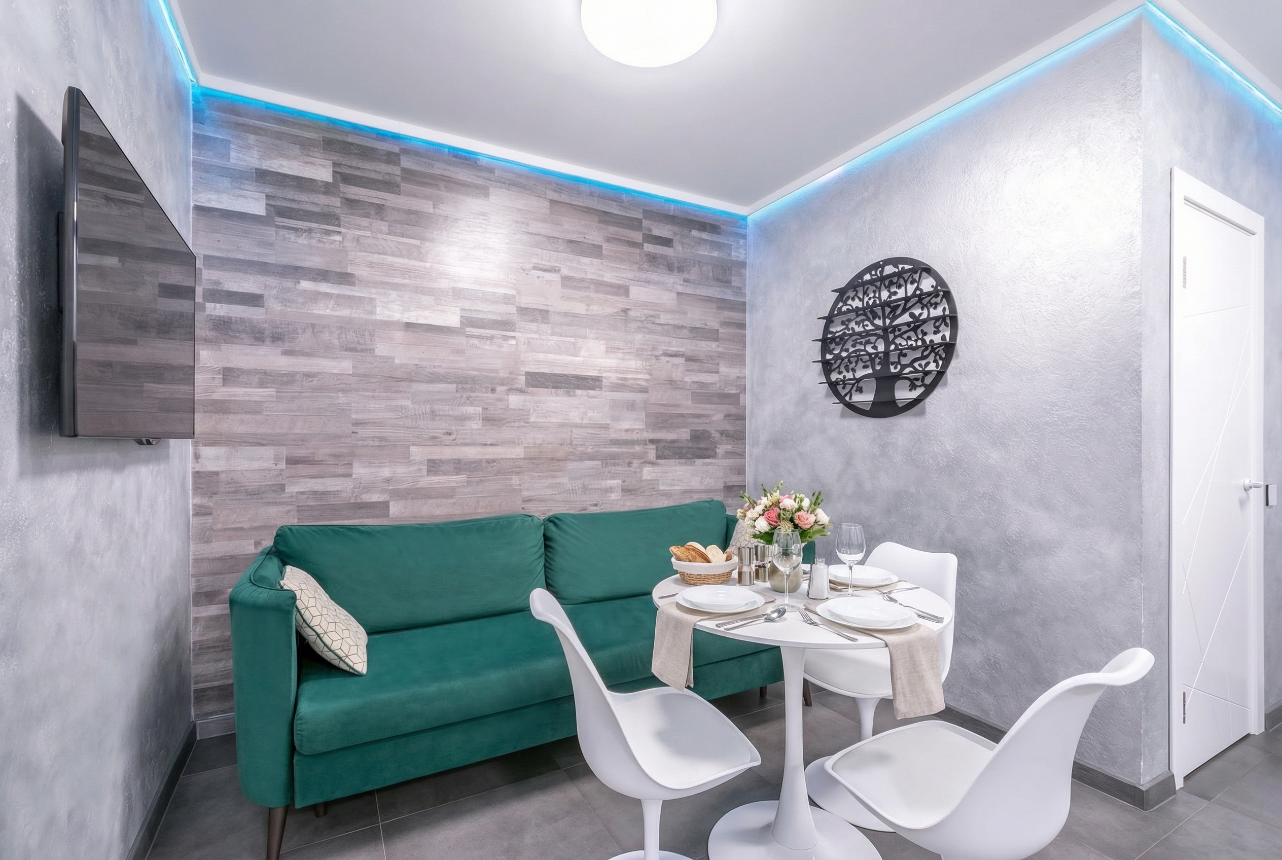 Эксклюзивные трёхкомнатные белоснежные апартаменты с двумя спальнями и гостиной (с видом на город).