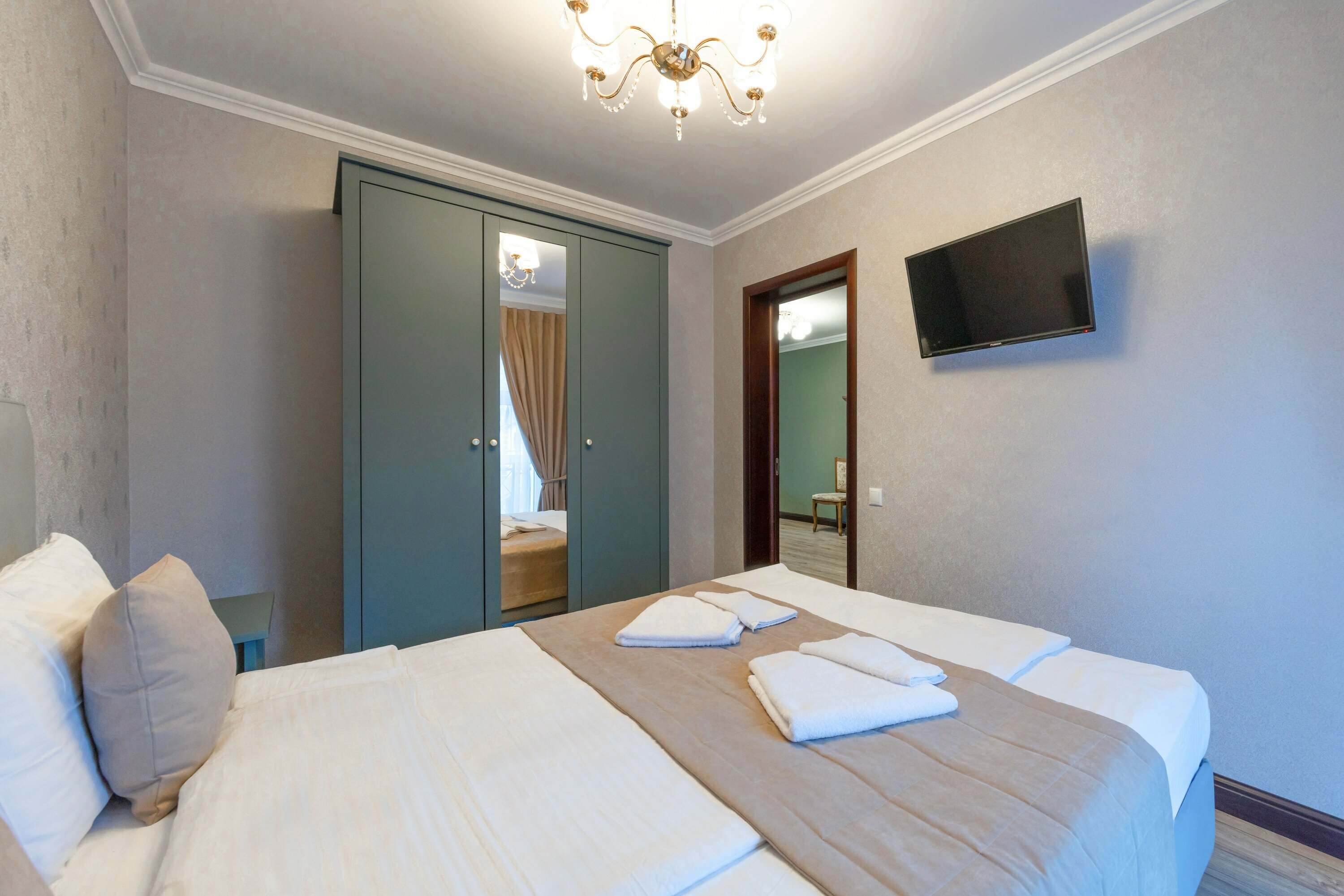 Четырехместный номер "Люкс" с балконом