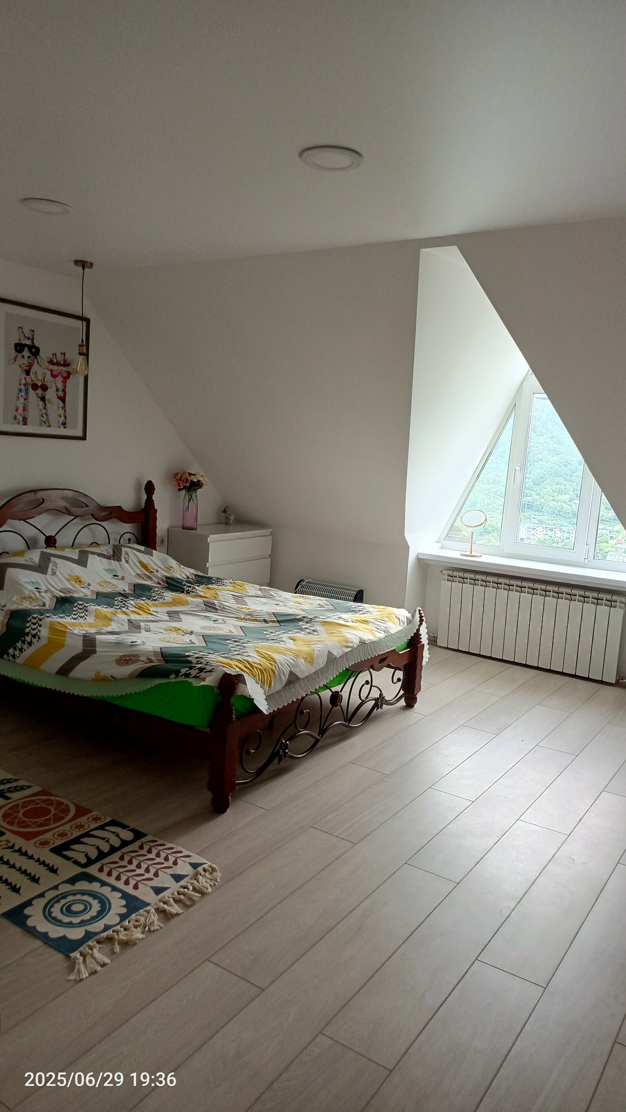 Улучшенный семейный номер с одной двухспальной кроватью и 2 односпальными