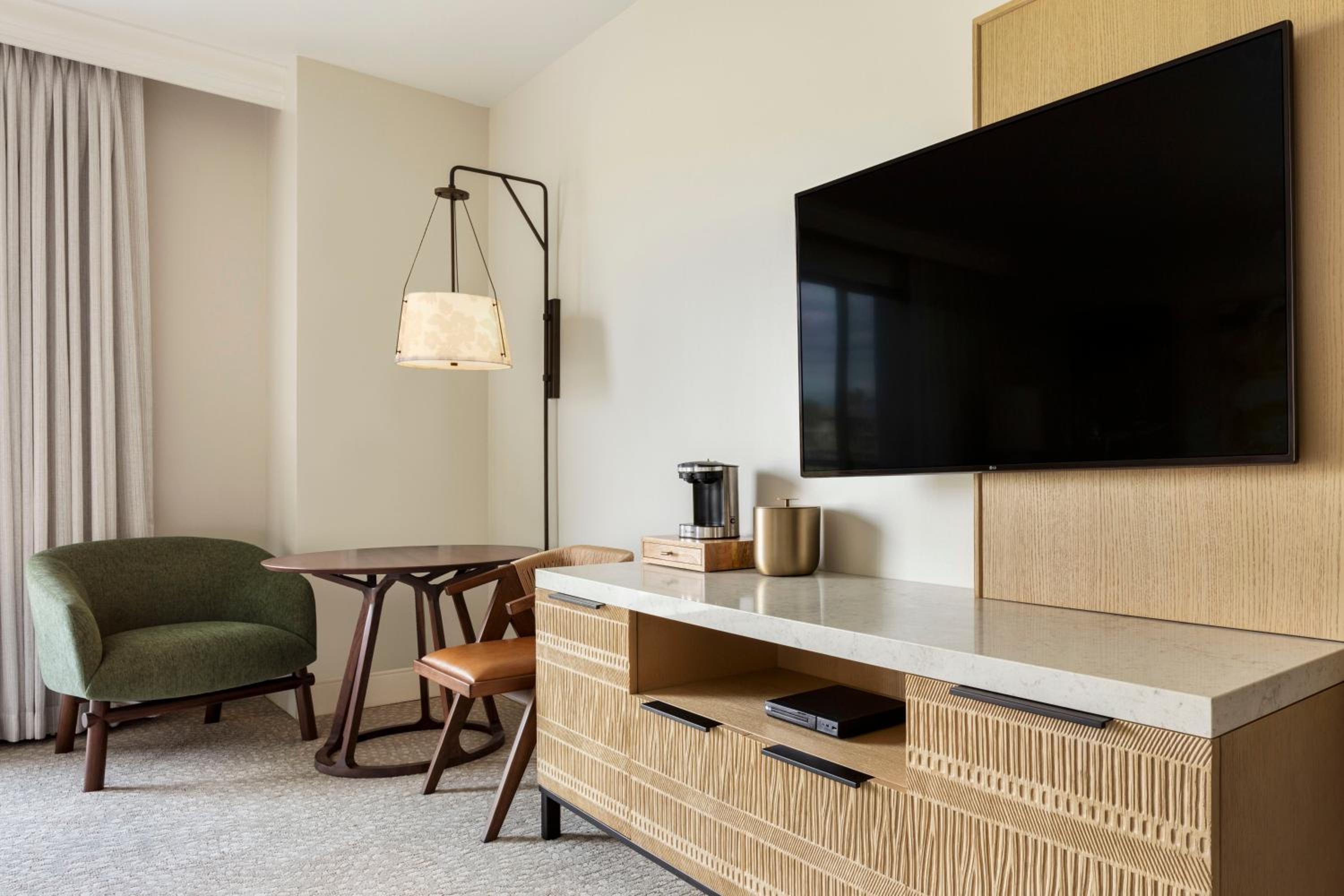 Palace King Room with Resort View - Hearing Accessible